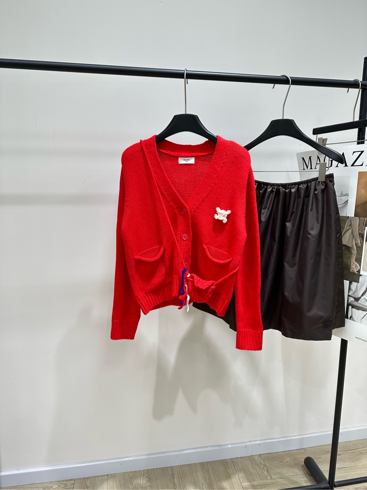 NO:608016,[ce red pin decorated V-neck cardigan], fabric wool blend, color red CELINE's knitted cardigan, soft and delicate, super comfortable to wear, V-neck design modifies the neck line, Arc de Triomphe brooch on the chest + fake pockets, full of French childlike feel. The short version is super friendly to little people, easy to create a 30-70 ratio, the knitted texture is delicate, and it is safe to wear next to the body. A must-have in autumn and winter, match with high-waisted pants or skirts. You can easily get the gentle and relaxed feeling!  Suitable for daily commuting or leisure, practical and design. Flat size S shoulder width 41, chest 100, length 49, sleeve length 63 M shoulder width 42, chest 104, length 50, sleeve length 64 L shoulder width 43, chest 108, length 51, sleeve length 65 Manual measurement will have an error of 2~3cm, which is within the normal range, celine, skirts, brooch, breastpin, alexander wang19860909【ce红色别针装饰V领开衫】 ,面料羊毛混纺 颜色红色 CELINE这款针织开衫,柔软细腻 穿着超舒适 V领设计修饰颈部线条 胸前凯旋门胸针+假口袋 法式童趣感满满计 短款版型对小个子超友好 轻松打造三七分比例 针织纹理细腻,贴身穿也很安心 秋冬季节必备,搭配高腰裤或裙装 温柔松弛感轻松get! 日常通勤或休闲都很适合,实用又有设计感 平铺尺码 S肩宽41,胸围100,衣长49,袖长63 M肩宽42,胸围104,衣长50,袖长64 L肩宽43,胸围108,衣长51,袖长65 手工测量会有2~3cm误差属于正常范围,,celine,skirts,brooch，breastpin,alexander wang,Women's clothing