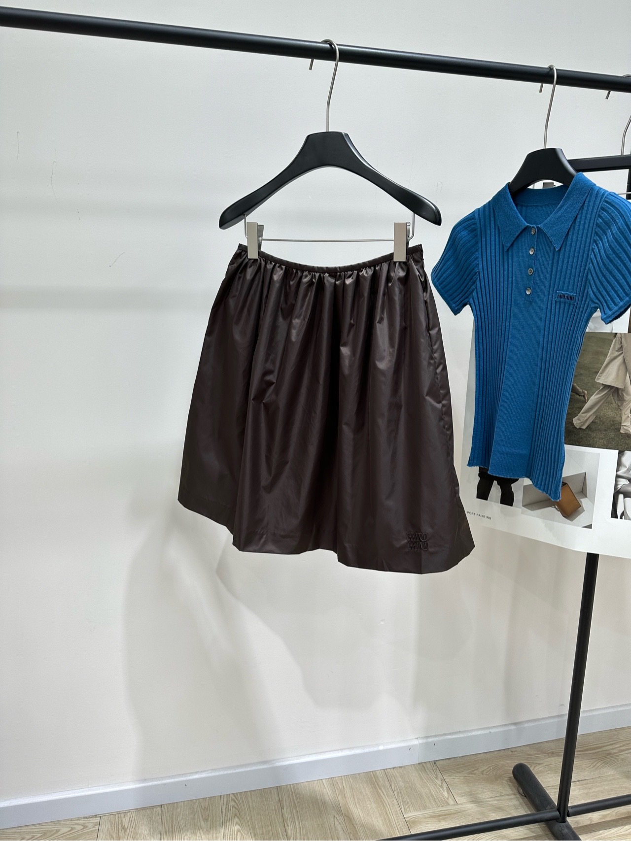 NO:608031,[M coffee glossy casual mid-length skirt], fabric recycled nylon, color coffee *｜Technology Gazar skirt 25SS new winter style new!  This black glossy leather skirt is made of glossy recycled nylon fabric. It has a retro Hong Kong style design with an elastic waist that is super comfortable and suitable for a variety of body shapes. The A-line skirt is of moderate length and can be easily used for daily commuting and leisure. It goes well with shirts or knitted tops. Flat size S waist 68, skirt length 54 M waist 72, skirt length 55 L waist 76, skirt length 56. There will be an error of 2 to 3cm in manual measurement, which is normal, skirts, shirts, alexander wang19860909【M咖色光泽感休闲中长半裙】 ,面料再生锦纶 颜色咖色 *｜科技Gazar半裙 25SS冬季新款上新！ 这款黑色亮面皮质半身裙 采用光泽感再生锦纶面料 复古港风设计,松紧腰超舒适,适合多种身材 A字裙摆长度适中 日常通勤、休闲都能轻松驾驭 搭配衬衫或针织上衣都很出彩 平铺尺码 S腰围68,裙长54 M腰围72,裙长55 L腰围76,裙长56 手工测量会有2～3cm误差属于正常范围,,skirts,shirts,alexander wang,Women's clothing