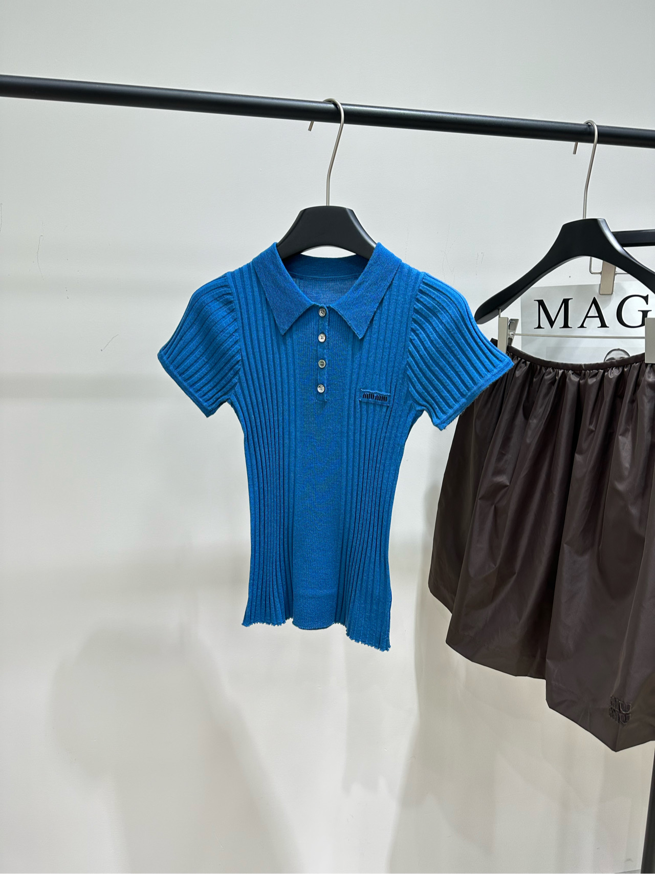 NO:608036,[M Klein blue pit striped polo knitted short-sleeve], made of sheep wool, color Klein blue, Miu's new holiday series, the blue knitted Polo shirt also shows off your figure, right? The slim fit outlines the curve just right. The short-sleeved design is not too hot to wear in early autumn and has a sense of transition~ The small logo details on the chest are full of detail. The design of the Polo collar has a bit of college flavor. Paired with a gray and blue drawstring skirt, the sense of layering is straight up, and the drawstring design is casual and comfortable!  Flat size S shoulder width 28, bust 62 stretch, length 53, sleeve length 17 M shoulder width 29, chest 66 stretch, length 54, sleeve length 18 L shoulder width 30, bust 70 stretch, length 55, sleeve length 19 Manual measurement will have an error of 2 to 3cm, which is within the normal range, miumiu, skirts, T-shirt, alexander wang19860909【M克莱因蓝坑条polo针织短袖】 ,面料绵羊毛 颜色克莱因蓝 Miu新款holiday系列 蓝色针织Polo衫也泰显身材了吧 修身版型把曲线勾勒得刚刚好 短袖设计在早秋穿既不会热又很有过渡感～ 胸前的小标细节感拉满 Polo领的设计还带点学院味 搭配灰色蓝边抽绳短裙 层次感直接up up,抽绳设计随性又自在！ 平铺尺码 S肩宽28,胸围62弹力,衣长53,袖长17 M肩宽29,胸围66弹力,衣长54,袖长18 L肩宽30,胸围70弹力,衣长55,袖长19 手工测量会有2～3cm误差属于正常范围,,miumiu,skirts,T-shirt,alexander wang,Women's clothing