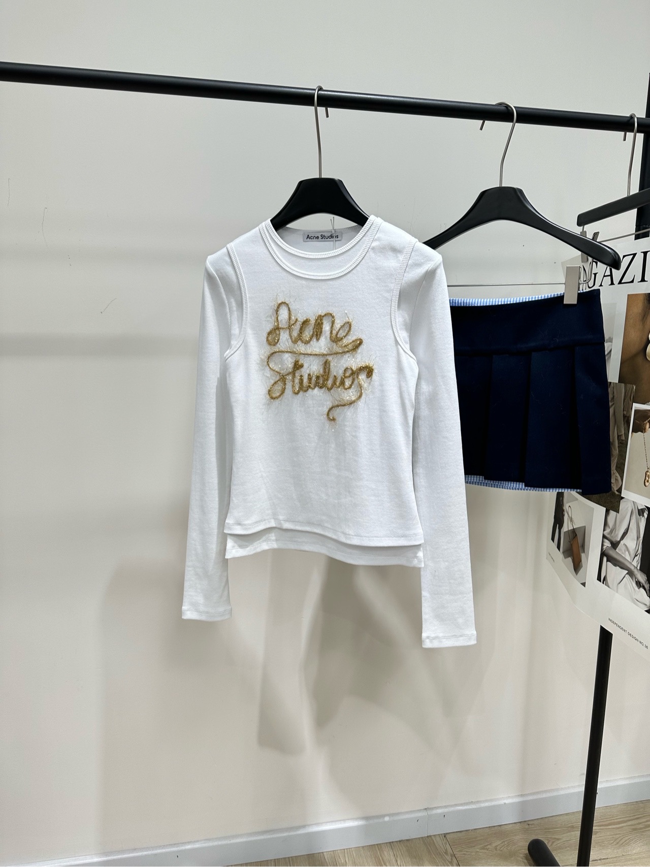 NO:608967,[Ac gold letter embroidery real two-piece long-sleeved T-shirt], fabric cotton + spandex, color white *｜ Slim-fitting fake two-piece long-sleeved T-shirt 25SS autumn and winter new style new!  This long-sleeved crew neck T-shirt has a layered construction Made from a soft cotton blend Vest-style outer shell Metallic embroidered logo on chest Fitted fit Lay flat S S Shoulder 37, Bust 74 stretch, Length 56, Sleeves 65 M Shoulder 38, Bust 78 stretch, Length 57, Sleeves 66 L Shoulder 39, Chest 82 stretch, Length 58, Sleeves 67  There will be an error of 2~3cm due to manual measurement, which is within the normal range, tees, t-shirts, alexander wang19860909【Ac金线字母刺绣真两件长袖T】 ,面料棉+氨纶 颜色白色 *｜修身假两件长袖T恤 25SS秋冬新款上新！ 此款长袖圆领 T 恤采用分层结构 选用柔软棉质混纺面料制成 外层采用背心风格设计 胸前饰有金属刺绣徽标,廓形合身 平铺尺码 S肩宽37,胸围74弹力,衣长56,袖长65 M肩宽38,胸围78弹力,衣长57,袖长66 L肩宽39,胸围82弹力,衣长58,袖长67 手工测量会有2～3cm误差属于正常范围,,tees，t-shirt,alexander wang,Women's clothing