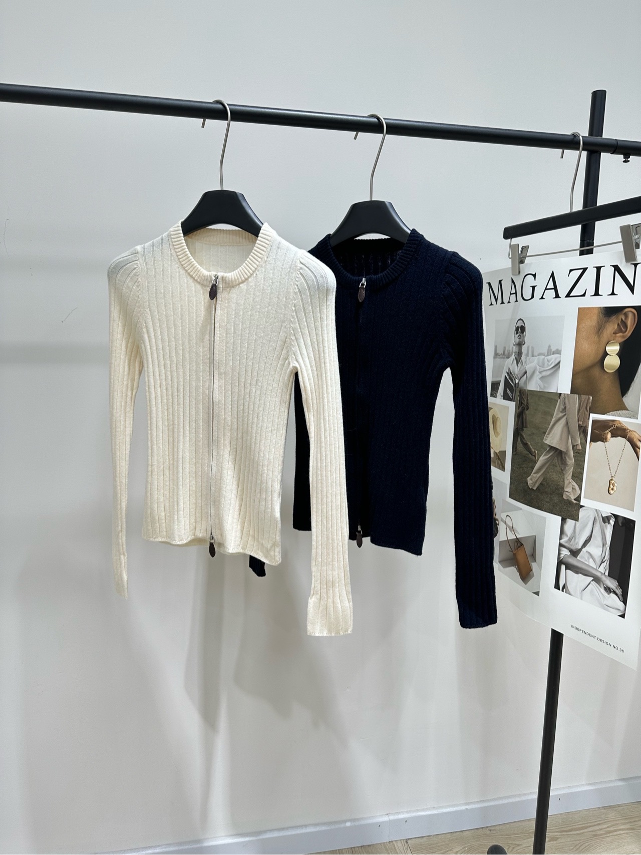 NO:608937,[LP pit double zipper wool knitted cardigan], fabric wool blend, color off-white, navy blue loro piana double zipper pit knitted cardigan. This double zipper pit knitted cardigan is made of soft and skin-friendly fabrics. Slim-fitting short design, easily outlines body lines. The double zipper design is super practical and easy to put on and take off. You can also adjust the neckline at will to easily switch between different styles. The vertical pit strip texture is visually slimming and has full versatility. It is OK to wear alone or as a coat.  It is a must-have practical item in the wardrobe! Flat size S shoulder width 29, bust length 64 stretch, length 52, sleeve length 64 M shoulder width 30, chest length 68 stretch, length 53, sleeve length 65 L shoulder width 31, bust 72 stretch, length 54, sleeve length 66 Manual measurement will have an error of 2 to 3cm, which is within the normal range, loro piana, loro piana, jackets & coats, alexander wang19860909【LP坑条双拉链羊毛针织开衫】 ,面料羊毛混纺 颜色米白、藏蓝 loro piana双拉链坑条针织开衫 这款双拉链坑条针织开衫,采用柔软亲肤面料 修身短款设计,轻松勾勒身形线条 双拉链设计超实用,穿脱方便 还能随心调整领口,轻松切换不同风格 竖坑条纹理视觉显瘦,百搭属性满分 无论单穿还是做外套都很OK 是衣橱必备的实用单品! 平铺尺码 S肩宽29,胸围64弹力,衣长52,袖长64 M肩宽30,胸围68弹力,衣长53,袖长65 L肩宽31,胸围72弹力,衣长54,袖长66 手工测量会有2～3cm误差属于正常范围,,loro piana,loro piana,jackets & coats,alexander wang,Women's clothing