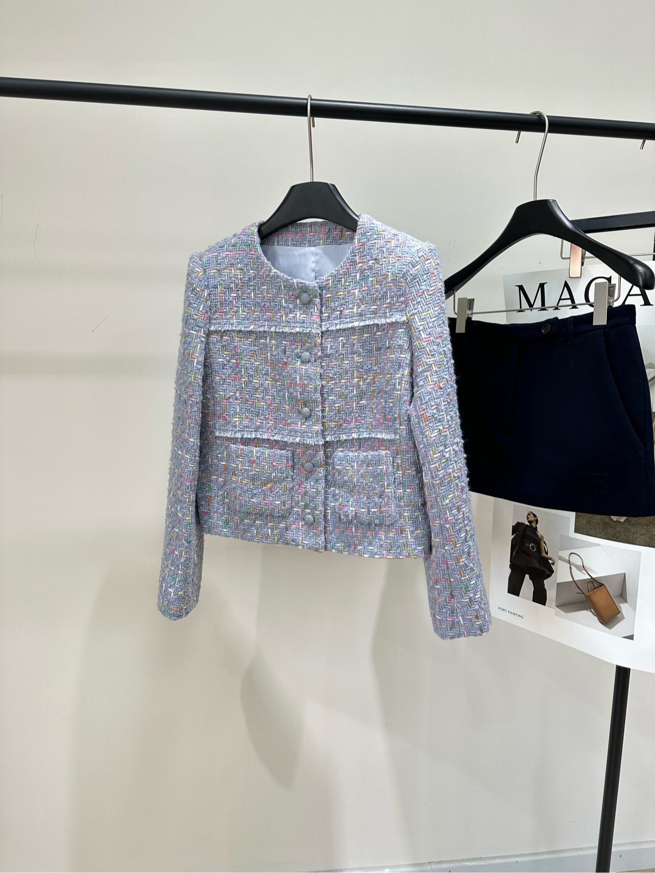 NO:608954,[Xiao Xiang Xiang Taro Purple Double Pocket Tweed Jacket], Fabric Wool Tweed Color Taro Purple Xiang Grandma 25B Autumn and Winter Series Taro Purple Tweed Jacket Classic Xiao Xiang style design Retro buttons are super texture Colorful yarn interweaving, rich texture The short version is neat and tall, modifying the body proportions Especially suitable for little sisters! It can be worn casually with jeans every day. It is also very elegant and capable with skirts or shorts, and can easily switch between multiple styles.  Tweed material is warm and fashionable, a must-have for autumn and winter! Flat size S shoulder width 37, bust 92, length 50, sleeve length 58 M shoulder width 38, chest 96, length 51, sleeve length 59 L shoulder width 39, bust 100, length 52, sleeve length 60 Manual measurement will have an error of 2 to 3cm, which is within the normal range, skirts, shorts, jeans, jackets & coats, alexander  wang19860909【小香香芋紫双口袋粗花呢外套】 ,面料羊毛粗花呢 颜色香芋紫 香奶奶25B秋冬系列香芋紫粗花呢外套 经典小香风设计 复古纽扣超有质感 多彩纱线交织,纹理丰富 短款版型利落显高,修饰身材比例 特别适合小个子姐妹!日常可搭牛仔裤休闲 配半裙或短裤也很优雅干练,轻松切换多种风格 粗花呢材质保暖又时髦,秋冬穿搭必备! 平铺尺码 S肩宽37,胸围92,衣长50,袖长58 M肩宽38,胸围96,衣长51,袖长59 L肩宽39,胸围100,衣长52,袖长60 手工测量会有2～3cm误差属于正常范围,,skirts,shorts,jeans,jackets & coats,alexander wang,Women's clothing