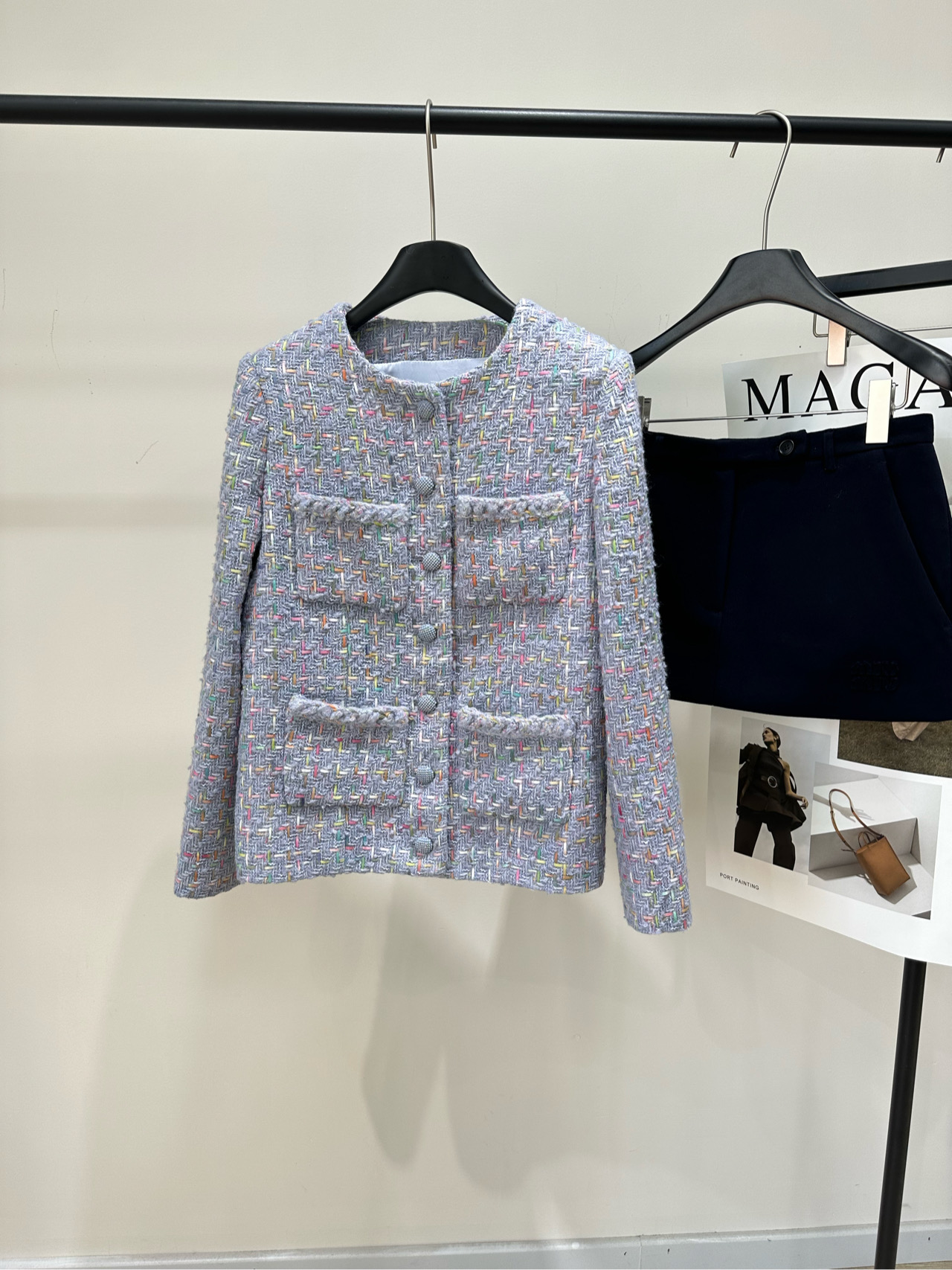 NO:608962,[Xiaoxiangxiang taro purple four-pocket tweed jacket], fabric wool tweed, color taro purple, Chanel 25B lavender tweed jacket, classic round neck + four pocket design, elegant retro temperament, colorful silk threads interwoven, fine texture, high-end texture, neat and tall, perfect for little sisters! It can be worn casually with jeans, skirts or shorts. Easily switch between multiple styles. The tweed material is warm and fashionable.  A must-have for autumn and winter, easily create a ladylike look! Flat size S shoulder width 38, bust 98, length 60, sleeve length 58 M shoulder width 39, chest 102, length 62, sleeve length 59 L shoulder width 40, bust 106, length 63, sleeve length 60 Manual measurement will have an error of 2 to 3cm, which is within the normal range, chanel, skirts, shorts, jeans, jackets &  coats,alexander wang19860909【小香香芋紫四口袋粗花呢外套】 ,面料羊毛粗花呢 颜色香芋紫 香奈儿25B淡紫粗花呢外套 经典圆领+四口袋设计,优雅复古气质满分计 多彩丝线交织,纹理细腻,质感高级 利落显高,超适合小个子姐妹! 日常可搭牛仔裤休闲,也能配半裙或短裤 轻松切换多种风格 粗花呢材质保暖又时髦 秋冬穿搭必备,轻松打造名媛风look! 平铺尺码 S肩宽38,胸围98,衣长60,袖长58 M肩宽39,胸围102,衣长62,袖长59 L肩宽40,胸围106,衣长63,袖长60 手工测量会有2～3cm误差属于正常范围,,chanel,skirts,shorts,jeans,jackets & coats,alexander wang,Women's clothing