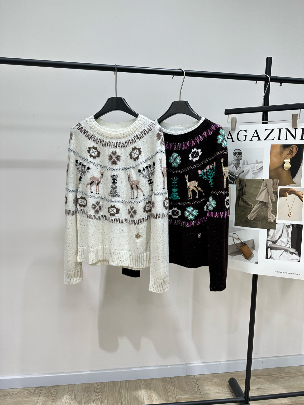 NO:608970,[Double C Christmas snowflake four-leaf clover round neck sweater], fabric wool cashmere blend, color white, brown Chanel 25N ski series Fair Isle sweater, classic Fair Isle jacquard craftsmanship, snowflakes, reindeer, geometric patterns are very recognizable High-quality wool material, warm and comfortable, perfect for autumn and winter! Loose fit, black style with colorful patterns, full of retro atmosphere, white style is more refreshing, can be easily matched for daily or festivals  Practical and fashionable, it is one of the popular items in the ski series. Flat size S Raglan sleeves, bust 90 stretch, length 56, shoulder sleeve length 73 M Raglan sleeves, bust 94 stretch, sleeve length 57, shoulder sleeve length 74 L Raglan sleeves, bust 98 stretch, dress length 58, shoulder sleeve length 75 Manual measurement will have an error of 2 to 3cm, which is within the normal range, chanel, sweaters, alexander wang19860909【双C圣诞雪花四叶草圆领毛衣】 ,面料羊毛羊绒混纺 颜色白色、咖色 香奈儿25N滑雪系列费尔岛毛衣 经典费尔岛提花工艺 雪花、驯鹿、几何纹样超有辨识度计 优质羊毛材质,保暖又舒适 秋冬穿超合适!宽松版型,黑色款配彩色花纹 复古氛围感拉满,白色款更清新 日常或节日都能轻松搭配 实用又时髦,是滑雪系列热门单品之一 平铺尺码 S插肩袖,胸围90弹力,衣长56,肩袖长73 M插肩袖,胸围94弹力,衣长57,肩袖长74 L插肩袖,胸围98弹力,衣长58,肩袖长75 手工测量会有2～3cm误差属于正常范围,,chanel,sweaters,alexander wang,Women's clothing