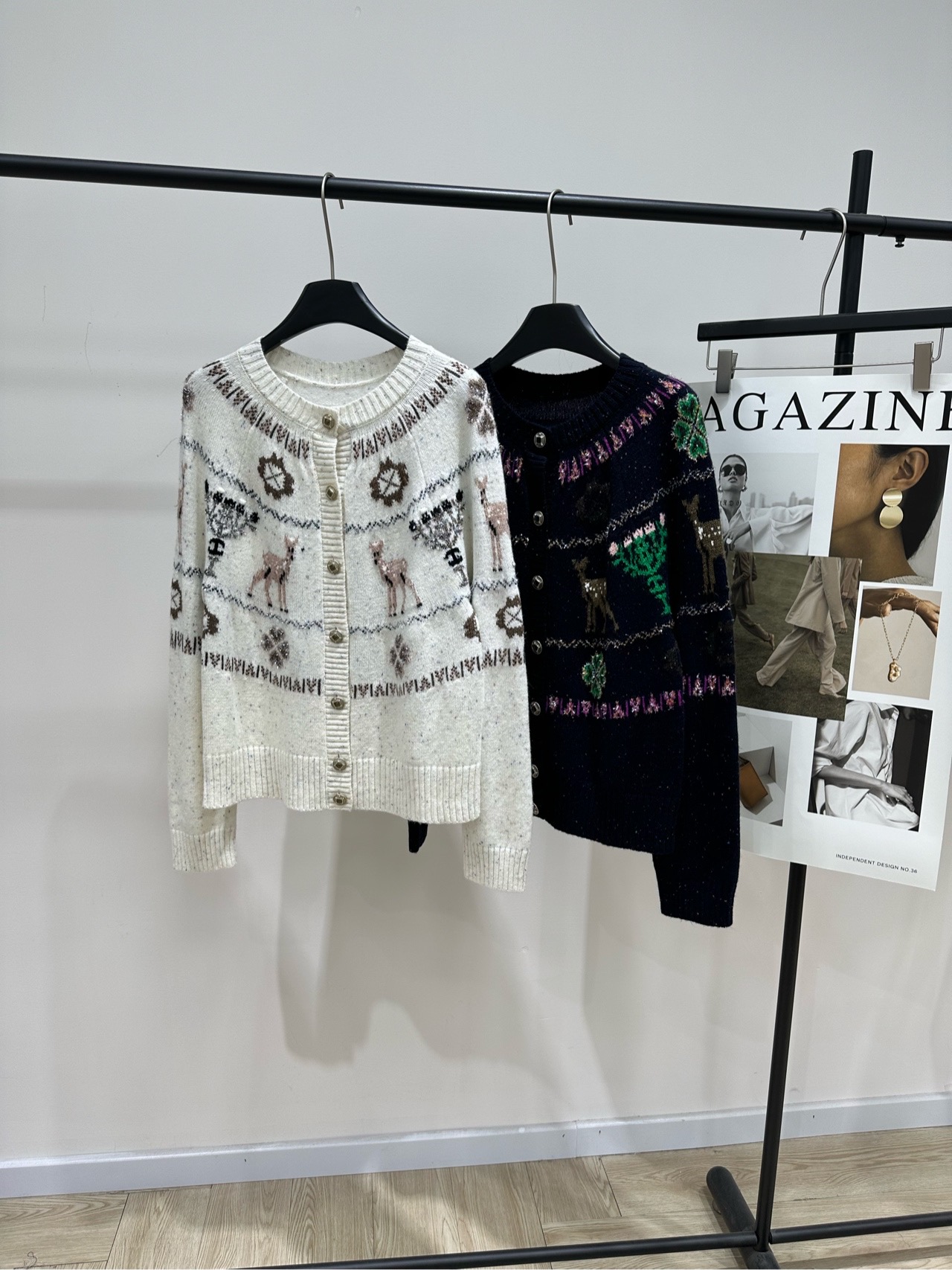 NO:609016,[Double C snowflake four-leaf clover single-breasted cardigan], fabric wool and cashmere blend, colors white, navy blue Chanel 25N ski series deer knitted cardigan, Fair Isle jacquard craftsmanship, retro elements such as snowflakes, deer, animal footprints, etc. Super atmospheric cashmere blend + silver shimmer, perfect texture. Soft and comfortable touch, loose fit + metal buttons. Excellent when worn alone. Can be easily worn at Christmas parties and winter outings.  It is the representative work of Victoria's last season ski series and has a high collection value. Flat size S raglan sleeves, bust 92 stretch, length 57, shoulder sleeve length 75 M Raglan sleeves, bust 96 stretch, dress length 58, shoulder sleeve length 76 L Raglan sleeves, chest 100 stretch, dress length 59, shoulder sleeve length 77 Manual measurement will have an error of 2 to 3cm, which is normal,, alexander wangchanel19860909【双C雪花四叶草单排扣开衫】 ,面料羊毛羊绒混纺 颜色白色、藏蓝 Chanel25N滑雪系列小鹿针织开衫 费尔岛提花工艺 雪花、小鹿、动物脚印等复古元素 超有氛围感羊绒混纺+银丝细闪,质感满分 触感柔软舒适,宽松版型+金属纽扣 叠穿单穿都很出彩 圣诞聚会、冬季出游都能轻松驾驭 是维姨最后一季滑雪系列的代表作,收藏价值超高 平铺尺码 S插肩袖,胸围92弹力,衣长57,肩袖长75 M插肩袖,胸围96弹力,衣长58,肩袖长76 L插肩袖,胸围100弹力,衣长59,肩袖长77 手工测量会有2～3cm误差属于正常范围,,chanel,alexander wang,Women's clothing