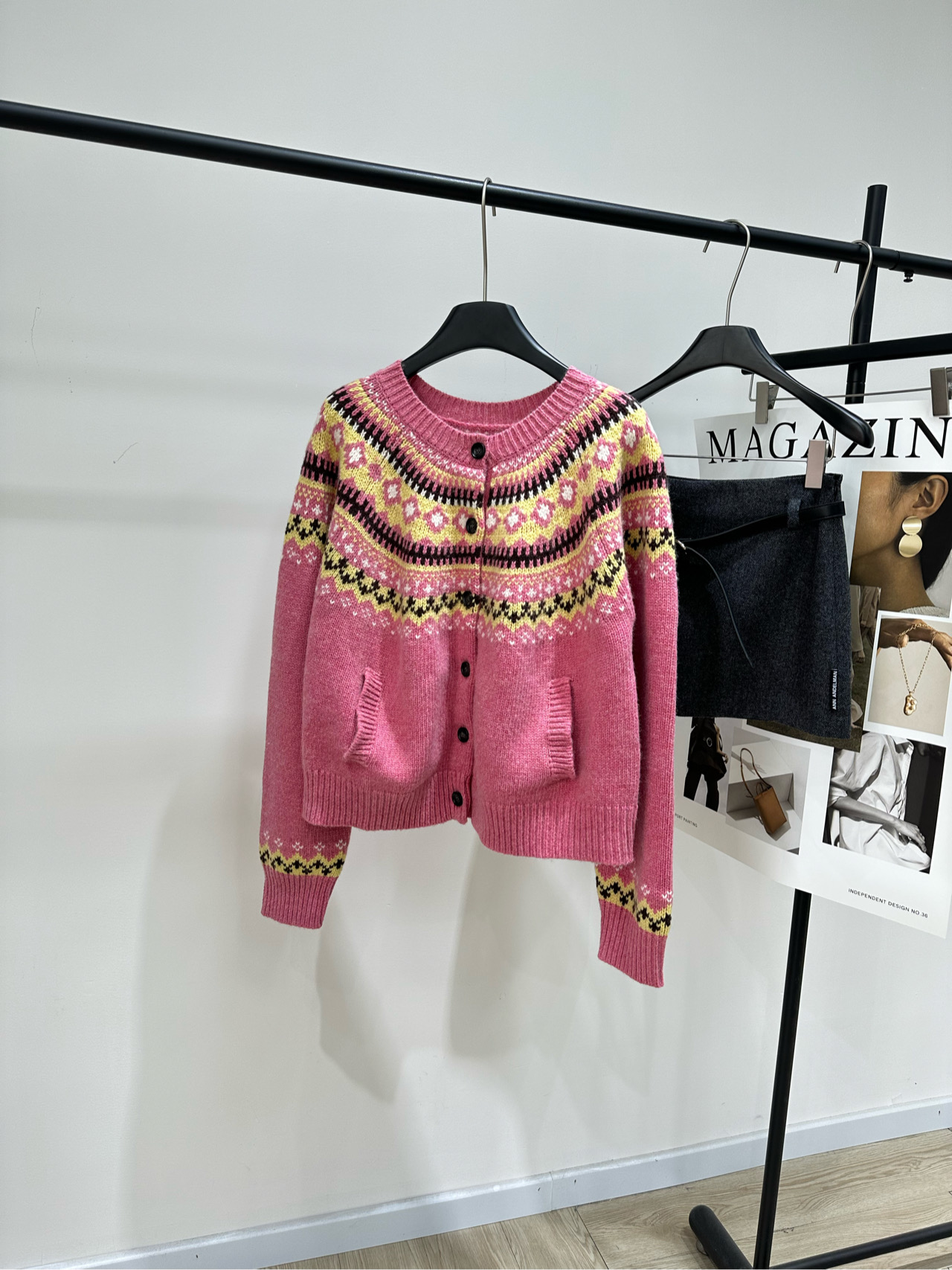 NO:621667,[M pink Fair Isle round neck single-breasted cardigan], fabric wool blend, color pink Miu Fair Isle pink cardigan, made of high-quality wool, soft and skin-friendly and warm. Classic Fair Isle jacquard, foundation with colorful geometric patterns, full of retro girly feel. Short silhouette + ribbed round neck, raglan sleeves. It looks great when worn alone or layered with a white shirt or suspenders. Single-breasted + pocket design, practical and fashionable. It can be easily used for commuting and dating in autumn and winter. Sweet and cool retro style get!  Flat size S Raglan sleeves, bust 112, length 52, shoulder sleeve length 75 M Raglan sleeves, bust 116, length 53, shoulder sleeve length 76 L Raglan sleeves, bust 120, length 54, shoulder sleeve length 77 Manual measurement will have an error of 2 to 3cm, which is within the normal range,,miumiu,shirts,alexander wang19860909【M粉色费尔岛圆领单排扣开衫】 ,面料羊毛混纺 颜色粉色 Miu费尔岛粉色开衫,采用高品质羊毛 柔软亲肤又保暖 经典费尔岛提花,粉底配多彩几何花纹 复古少女感满满 短款廓形+罗纹圆领、插肩袖 单穿或叠搭白衬衫、吊带都很出彩 单排扣+口袋设计,实用又时髦 秋冬通勤、约会都能轻松驾驭,甜酷复古风 get! 平铺尺码 S插肩袖,胸围112,衣长52,肩袖长75 M插肩袖,胸围116,衣长53,肩袖长76 L插肩袖,胸围120,衣长54,肩袖长77 手工测量会有2～3cm误差属于正常范围,,miumiu,shirts,alexander wang,Women's clothing