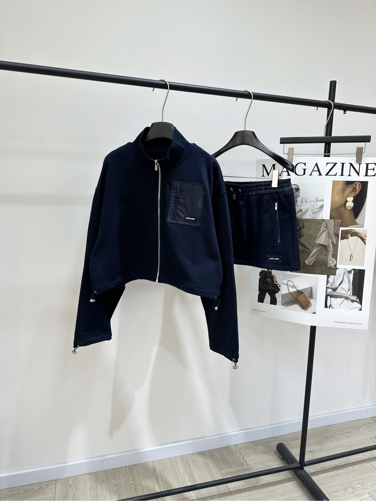 NO:622267,Jacket, skirt p [M navy blue single pocket zipper sports jacket + skirt], fabric terry cotton color navy blue MiuMi* 25FW new autumn and winter style navy blue pocket zipper jacket + skirt suit丨 High-end production!  Stand-up collar zipper + loose silhouette that hides flesh and has a youthful feel. Contrasted patch pockets + metal zipper embellishment. Workwear-style small details add sophistication, and the drawstring design at the hem can be loosened or tightened. A 'lazy curvature' short A-line skirt made of the same material that adapts to different body types. High waist + slightly hip-hugging version, the leg length is directly stretched!  Jacket flat size S shoulder width 58, bust 122, length 50, sleeve length 57 M shoulder width 59, bust 126, length 51, sleeve length 58 L shoulder width 60, bust, length 52, sleeve length 59 Skirt flat size S waist 70 stretch, hip 98, skirt length 31 M waist 74 stretch, hip 102, skirt length 32  L waist circumference 78 elastic, hip circumference 106, skirt length 33. Manual measurement will have an error of 2 to 3cm, which is within the normal range,,miumiu,skirts,jackets & coats,jackets & coats,alexander wang19860909外套, 半裙p【M藏蓝单口袋拉链运动外套+半裙】 ,面料毛圈棉 颜色藏蓝 MiuMi* 25FW秋冬新款 藏青兜饰拉链夹克+半裙套装丨 高版出品！立领拉链+宽松廓形 藏肉又自带少年感 撞料贴袋+金属拉链缀饰 工装风小细节拉满精致度,下摆抽绳设计 可松可紧 适配不同身材的“慵懒弧度”同料短款A字裙 高腰+微包臀版型,腿长直接拉满！ 外套平铺尺码 S肩宽58,胸围122,衣长50,袖长57 M肩宽59,胸围126,衣长51,袖长58 L肩宽60,胸围,衣长52,袖长59 半裙平铺尺码 S腰围70弹力,臀围98,裙长31 M腰围74弹力,臀围102,裙长32 L腰围78弹力,臀围106,裙长33 手工测量会有2～3cm误差属于正常范围,,miumiu,skirts,jackets & coats,jackets & coats,alexander wang,Women's clothing