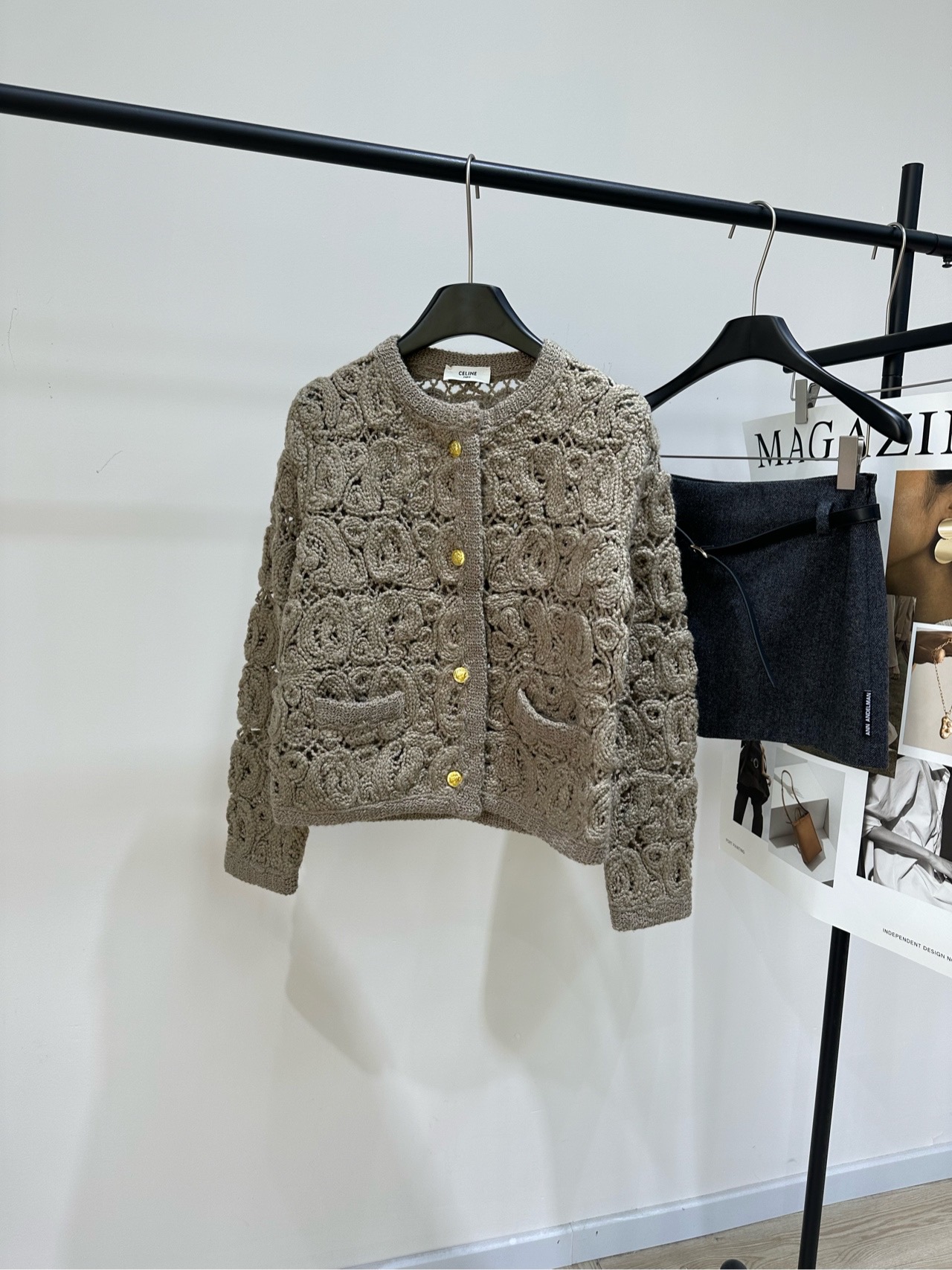 NO:622275,[CE light brown hollow crocheted gold button cardigan], made of wool and cashmere blend, light brown color, Celin* hollow knitted cardigan, this khaki hollow knitted cardigan, crochet craftsmanship to create a retro texture, golden button embellishment, full of French relaxation, short design, looks great with suspenders or shirts, easy to switch between the lazy style of early autumn cafes or the sophistication of commuting.  The fabric is soft and skin-friendly, and the hollow pattern is breathable and retro. It is suitable for daily wear or light luxury occasions. It is practical and has a sense of design. Laying size  There will be an error of 2-3cm due to manual measurement, which is within the normal range, celine, shirts, alexander wang19860909【ce浅咖色镂空钩花金扣开衫】 ,面料羊毛羊绒混纺 颜色浅咖色 Celin*镂空针织开衫 这款卡其色镂空针织开衫 钩针工艺打造复古肌理 金色纽扣点缀,法式松弛感满满计 短款设计,搭配吊带或衬衫都很出彩 早秋咖啡馆慵懒风or通勤精致感轻松切换 面料柔软亲肤,镂空花纹透气又复古 日常穿搭或轻奢场合都很适合,实用又有设计感 平铺尺码 S肩宽37,胸围98,衣长51,袖长61 M肩宽38,胸围102,衣长52,袖长62 L肩宽39,胸围106,衣长53,袖长63 手工测量会有2～3cm误差属于正常范围,,celine,shirts,alexander wang,Women's clothing