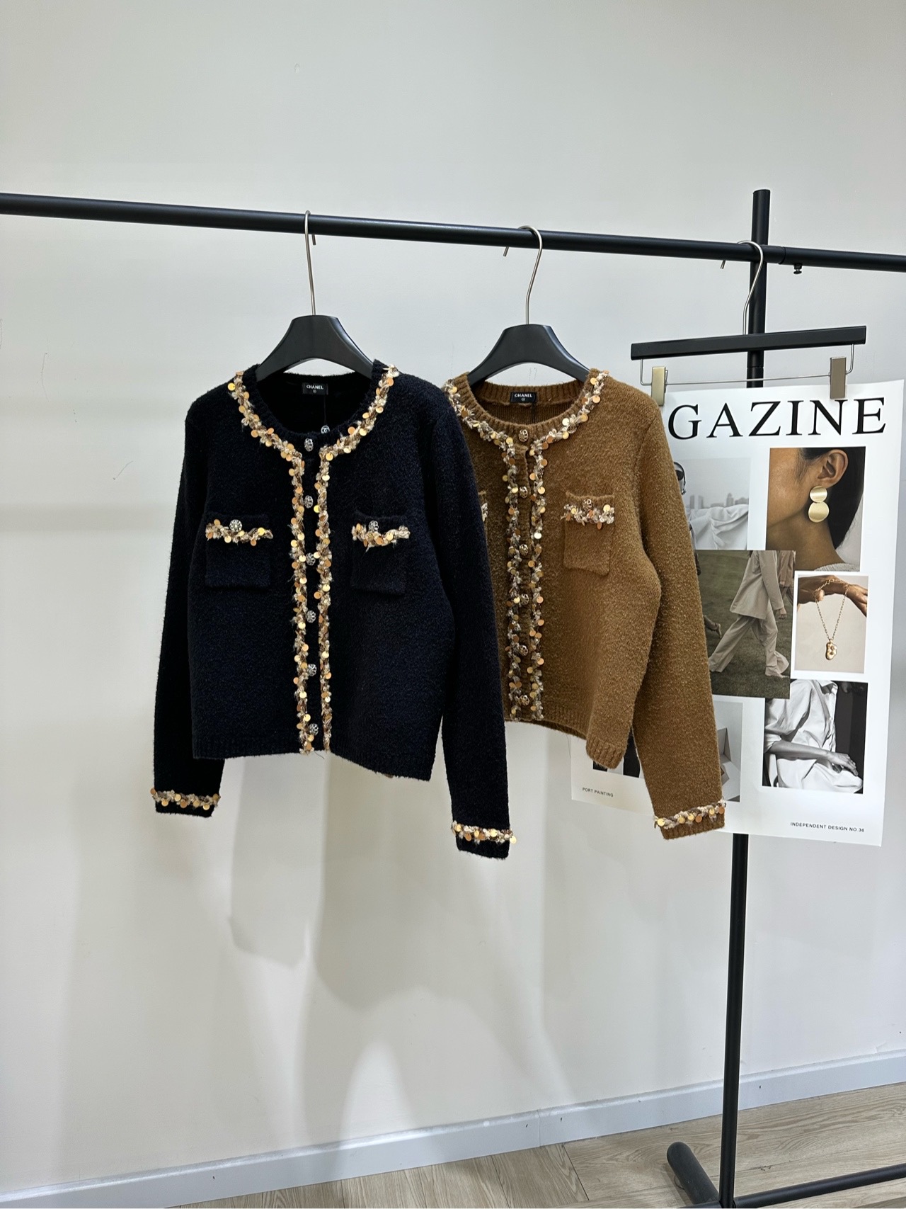 NO:622279,[Little Fragrance Sequin Lace Lady's Circle Yarn Cardigan], made of wool circle yarn, color caramel, black, this caramel color small fragrance knitted cardigan is made of top-grade cashmere circle yarn, fluffy, soft and warm, super comfortable to wear in autumn and winter! There are exquisite pearl beads on the collar, cuffs and pockets, perfect details, full of elegance, box-shaped silhouette is slim and versatile, can be easily used for commuting, dating, and daily life.  Pair it with wide-leg pants or skirts, and you can easily get a high-end look! Flat size S shoulder width 37, bust 98, length 49, sleeve length 59 M shoulder width 38, chest 102, length 50, sleeve length 60 L shoulder width 39, bust 106, length 51, sleeve length 61 Manual measurement will have an error of 2 to 3cm, which is normal, skirts, alexander wang19860909【小香亮片花边名媛圈圈纱开衫】 ,面料羊毛圈圈纱 颜色焦糖色、黑色 这款焦糖色小香风针织开衫 采用顶级羊绒圈圈纱,蓬松柔软又保暖 秋冬穿超舒服! 领口、袖口和口袋边有精致珍珠钉珠,细节满分 优雅气质直接拉满 箱型廓形显瘦又百搭 通勤、约会、日常都能轻松驾驭 搭配阔腿裤或半裙,轻松get高级感穿搭! 平铺尺码 S肩宽37,胸围98,衣长49,袖长59 M肩宽38,胸围102,衣长50,袖长60 L肩宽39,胸围106,衣长51,袖长61 手工测量会有2～3cm误差属于正常范围,,skirts,alexander wang,Women's clothing