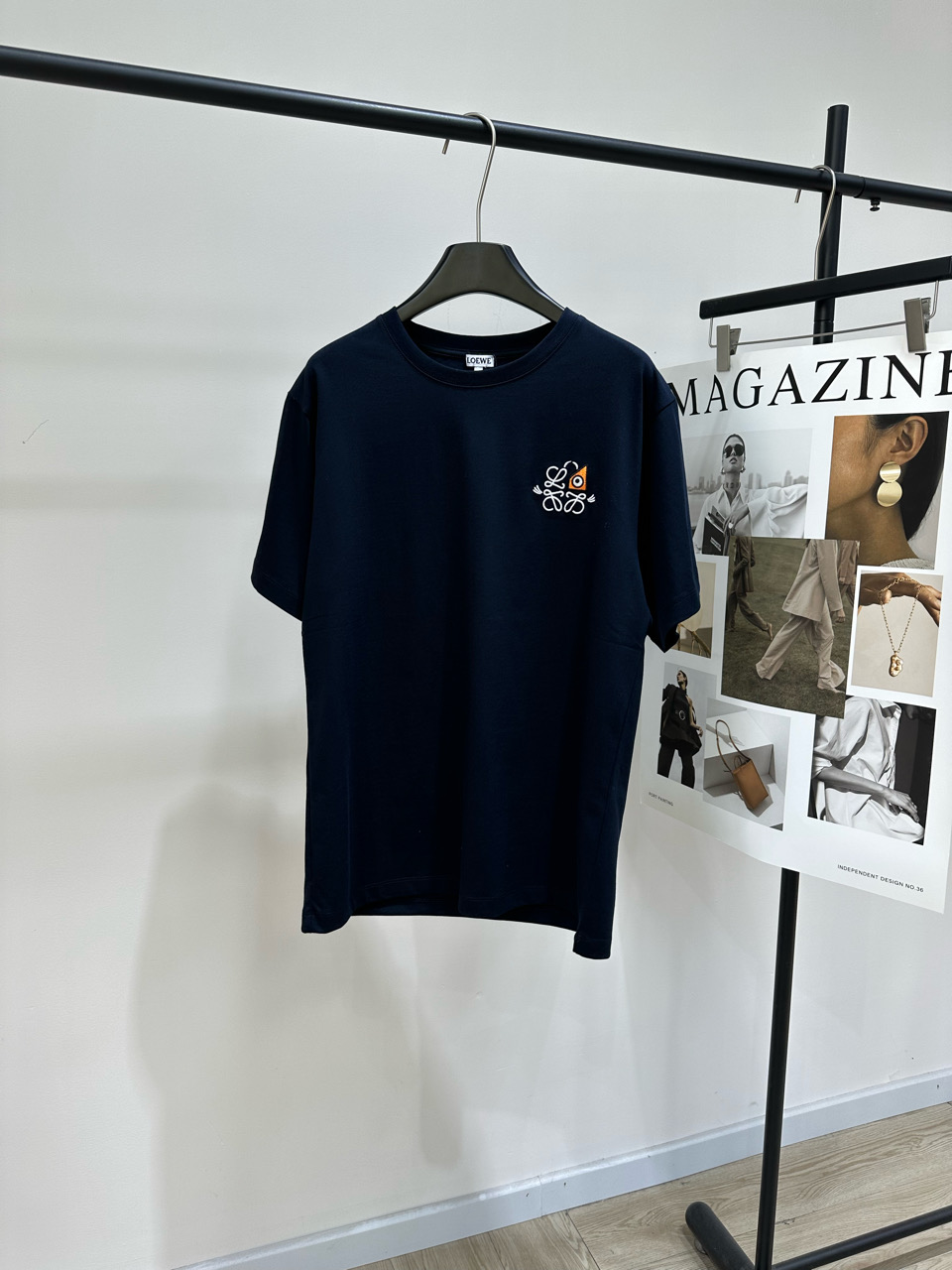 NO:623454,[loe navy blue cartoon cat whiskers eyes short-sleeved T-shirt], the fabric is 100% cotton, the color is navy blue, LOEWE x Louis Wain co-branded T-shirt, inspired by the artist's 'futuristic cat' series, the cat embroidery on the chest is very artistic, high-count combed cotton material, soft and skin-friendly and breathable, super comfortable to wear in summer! Loose fit, both men and women can easily control it. Navy blue is low-key and versatile, suitable for daily commuting or leisure~ Pair it with jeans and skirts for a lazy and fashionable look!  Flat size S shoulder width 46, bust 102, length 69, sleeve length 22 M shoulder width 47, chest 106, length 70, sleeve length 23 L shoulder width 48, bust 110, length 71, sleeve length 24 Manual measurement will have an error of 2 to 3cm, which is within the normal range, louis vuitton, loewe, skirts, jeans, T-shirt, tees, t-shirt, alexander wang19860909【loe藏蓝卡通猫须眼睛短袖T】 ,面料全棉 颜色藏蓝 LOEWE x Louis Wain联名T恤 灵感来自艺术家的“未来主义猫”系列 胸前猫咪刺绣超有艺术感计 高支精梳棉材质,柔软亲肤又透气 夏天穿超舒服! 宽松版型,男女都能轻松驾驭 藏青色低调百搭,日常通勤或休闲都OK~ 搭配牛仔裤、半裙,慵懒时尚感轻松拿捏! 平铺尺码 S肩宽46,胸围102,衣长69,袖长22 M肩宽47,胸围106,衣长70,袖长23 L肩宽48,胸围110,衣长71,袖长24 手工测量会有2～3cm误差属于正常范围,,louis vuitton,loewe,skirts,jeans,T-shirt,tees，t-shirt,alexander wang,Women's clothing