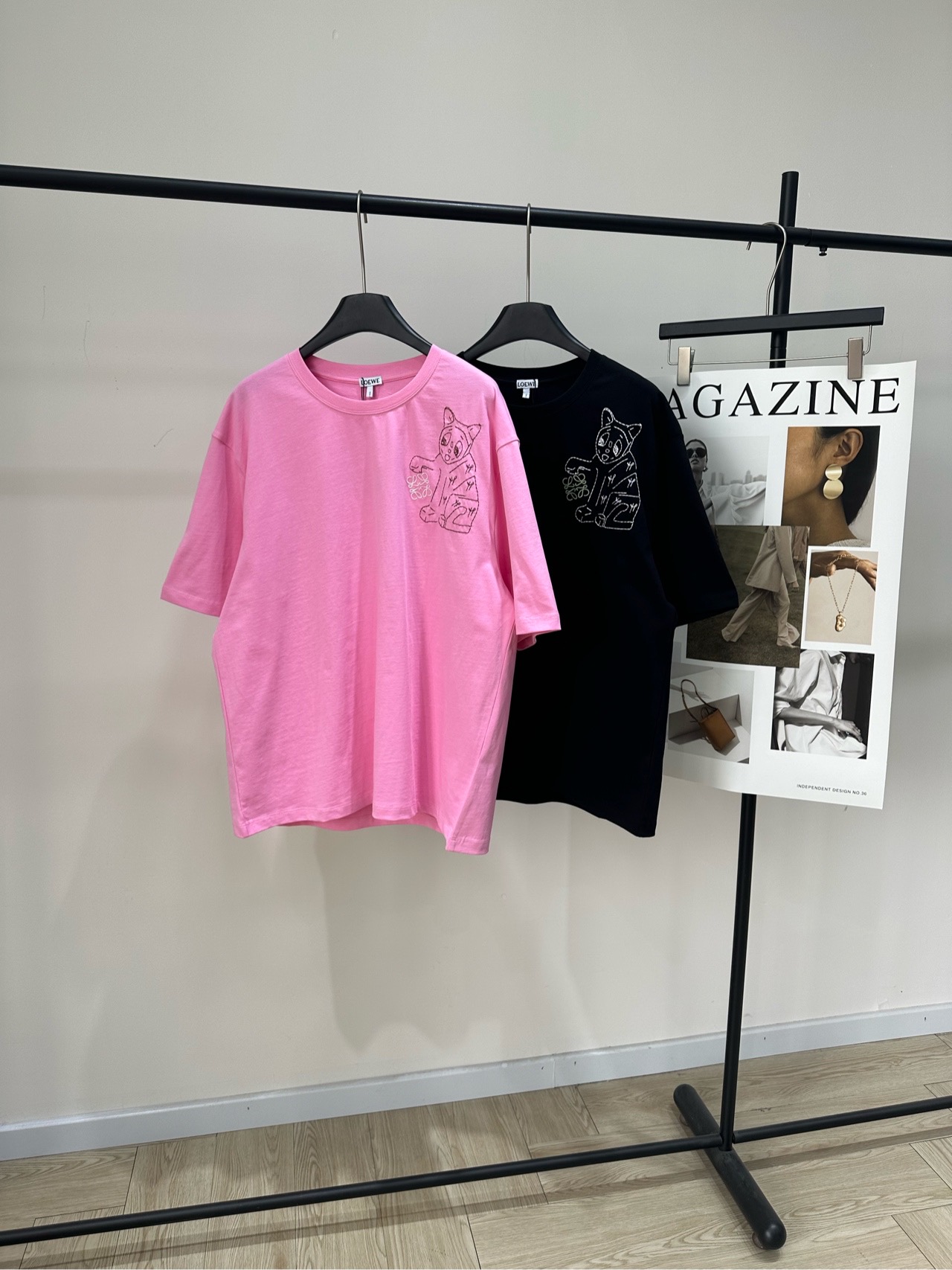 NO:625079,[loe side shoulder line cat embroidered short-sleeved T], the fabric is 100% cotton and the colors are pink and black. LOEWE's cat embroidered T is made of high-quality cotton, soft and comfortable, and very friendly for daily wear! There is the brand's iconic cartoon embroidery on the front. It is full of fun and highly recognizable. It has a loose fit and is OK with casual pants or jeans. It is easy to create a fashionable and casual style~ LOEWE's exquisite craftsmanship and unique design really impress the aesthetics of young people! Same style for men and women. Flat size  S shoulder width 52, chest circumference 116, length 68, sleeve length 26 M shoulder width 53, chest circumference 120, length 70, sleeve length 27 L shoulder width 54, chest circumference 124, length 72, sleeve length 28 Manual measurement will have an error of 2 to 3cm, which is within the normal range, loewe, jeans, T-shirt, alexander wang19860909【loe侧肩线条猫咪刺绣短袖T】 ,面料全棉 颜色粉色、黑色 LOEWE这款猫咪刺绣T, 采用高品质棉料,柔软又舒适 日常穿着超友好! 正面有品牌标志性卡通刺绣 趣味满满,辨识度超高 宽松版型,随便搭配休闲裤或牛仔裤都很OK 轻松打造时尚随性风~ LOEWE的精致工艺和独特设计 真的很戳年轻人审美!男女同款 平铺尺码 S肩宽52,胸围116,衣长68,袖长26 M肩宽53,胸围120,衣长70,袖长27 L肩宽54,胸围124,衣长72,袖长28 手工测量会有2～3cm误差属于正常范围,,loewe,jeans,T-shirt,alexander wang,Women's clothing