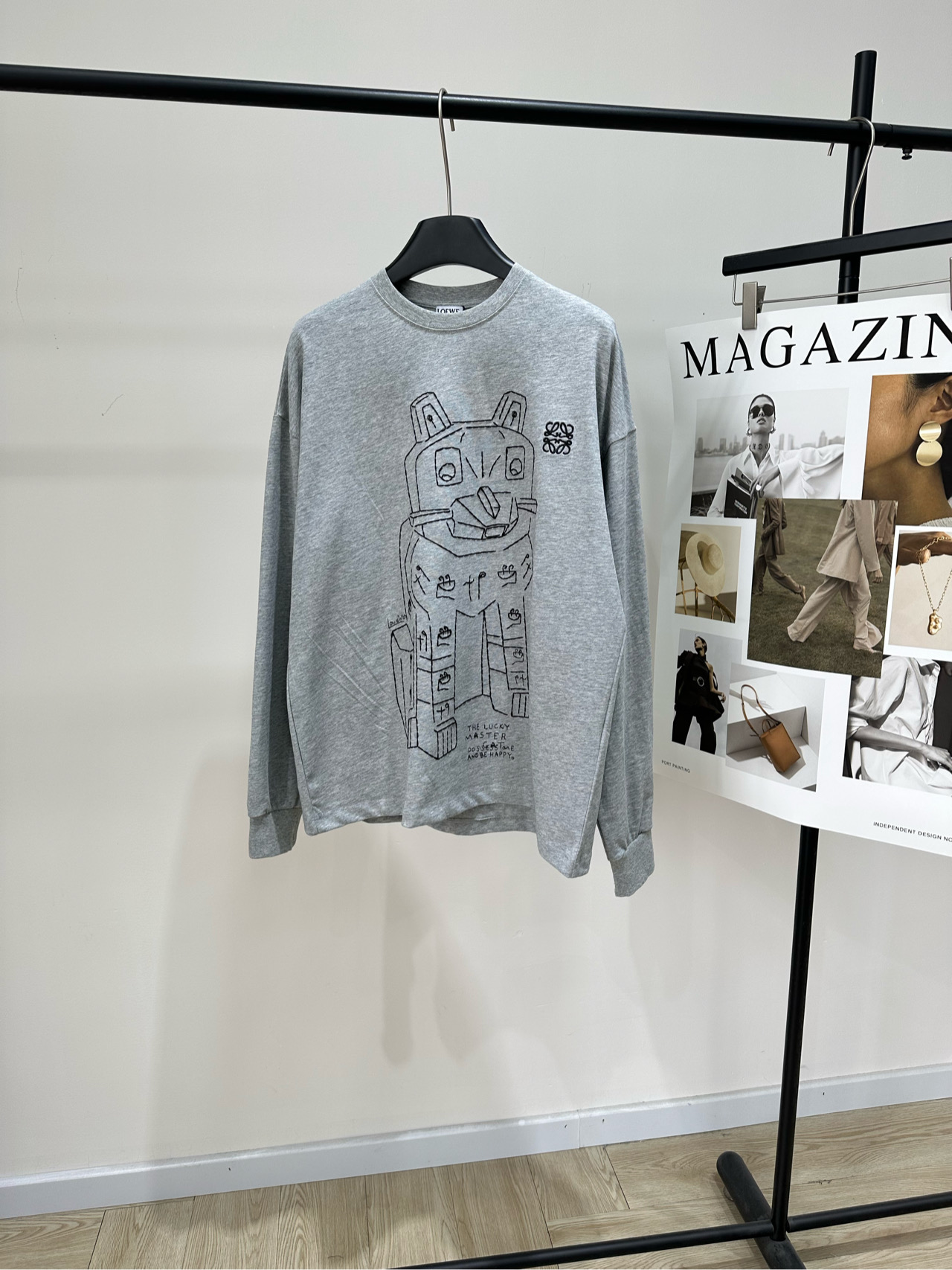 NO:625089,[loe light gray line cat round neck long-sleeved T-shirt], the fabric is pure cotton and the color is light gray. LOEWE and British illustrator Louis Wain co-branded this gray long-sleeved T-shirt, made of pure cotton. Soft and comfortable, loose fit, unisex style. Cat line embroidery on the front, retro and childlike. There is a brand logo on the right chest, perfect for details. It is suitable for daily outings or at home. Pair it with jeans or casual pants. Easily get a lazy and casual style! Flat size  S shoulder width 58, chest circumference 116, length 68, sleeve length 57 M shoulder width 59, chest circumference 120, length 69, sleeve length 58 L shoulder width 60, chest circumference 124, length 70, sleeve length 59 Manual measurement will have an error of 2 to 3cm, which is within the normal range, louis vuitton, loewe, jeans, tees, t-shirt, alexander wang19860909【loe浅灰色线条猫咪圆领长袖T】 ,面料全棉 颜色浅灰色 LOEWE与英国插画师Louis Wain 联名的灰色长袖T恤,采用纯棉 柔软舒适,宽松版型,男女同款 正面猫咪线条刺绣,复古又童趣 右胸有品牌标识,细节满分计 日常出街或宅家都很适合 搭配牛仔裤或休闲裤 轻松get慵懒随性风! 平铺尺码 S肩宽58,胸围116,衣长68,袖长57 M肩宽59,胸围120,衣长69,袖长58 L肩宽60,胸围124,衣长70,袖长59 手工测量会有2～3cm误差属于正常范围,,louis vuitton,loewe,jeans,tees，t-shirt,alexander wang,Women's clothing