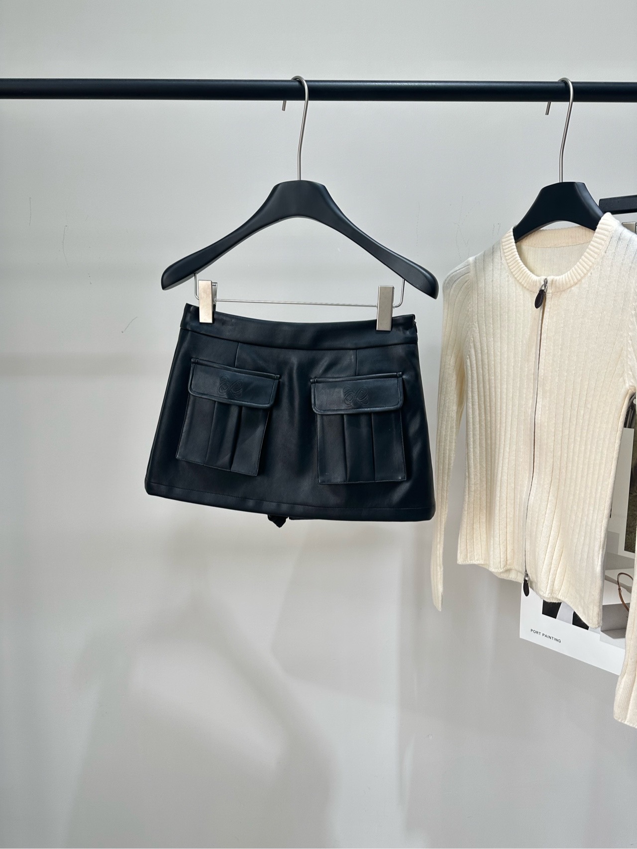 NO:625099,[Ann Black Matte Workwear Leather Skirt], fabric pu leather, color black ANN ANDELMAN black workwear leather skirt, matte leather material, high-end and low-key texture, hip-covering slim fit + large pocket design, full of workwear style, practical and stylish, super versatile for autumn wear, looks great with knitted sweaters, leather jackets or down jackets, easy to switch cool or lazy style. Price, easy to control for commuting, parties, and daily life, fashionable and practical!  The flat size has anti-exposure lining. S waist 68, hip 90, skirt length 30. M waist 72, hip 94, pant length 31. L waist 76, hip 98, skirt length 32. There will be an error of 2 to 3cm due to manual measurement, which is within the normal range. Skirts, leather jacket, down jacket, alexander wang19860909【Ann黑色哑光工装皮短裙】 ,面料pu皮 颜色黑色 ANN ANDELMAN黑色工装皮裙 哑光皮革材质,质感高级又低调 包臀修身剪裁+大口袋设计 工装风满满,实用又有型计 秋季穿搭超百搭 配针织衫、皮衣或羽绒服都很出彩 轻松切换酷飒or慵懒风.价格 通勤、聚会、日常都能轻松驾驭,时髦又实用! 平铺尺码有防走光内衬 S腰围68,臀围90,裙长30 M腰围72,臀围94,裤长31 L腰围76,臀围98,裙长32 手工测量会有2～3cm误差属于正常范围,,skirts,leather jacket,down jacket,alexander wang,Women's clothing