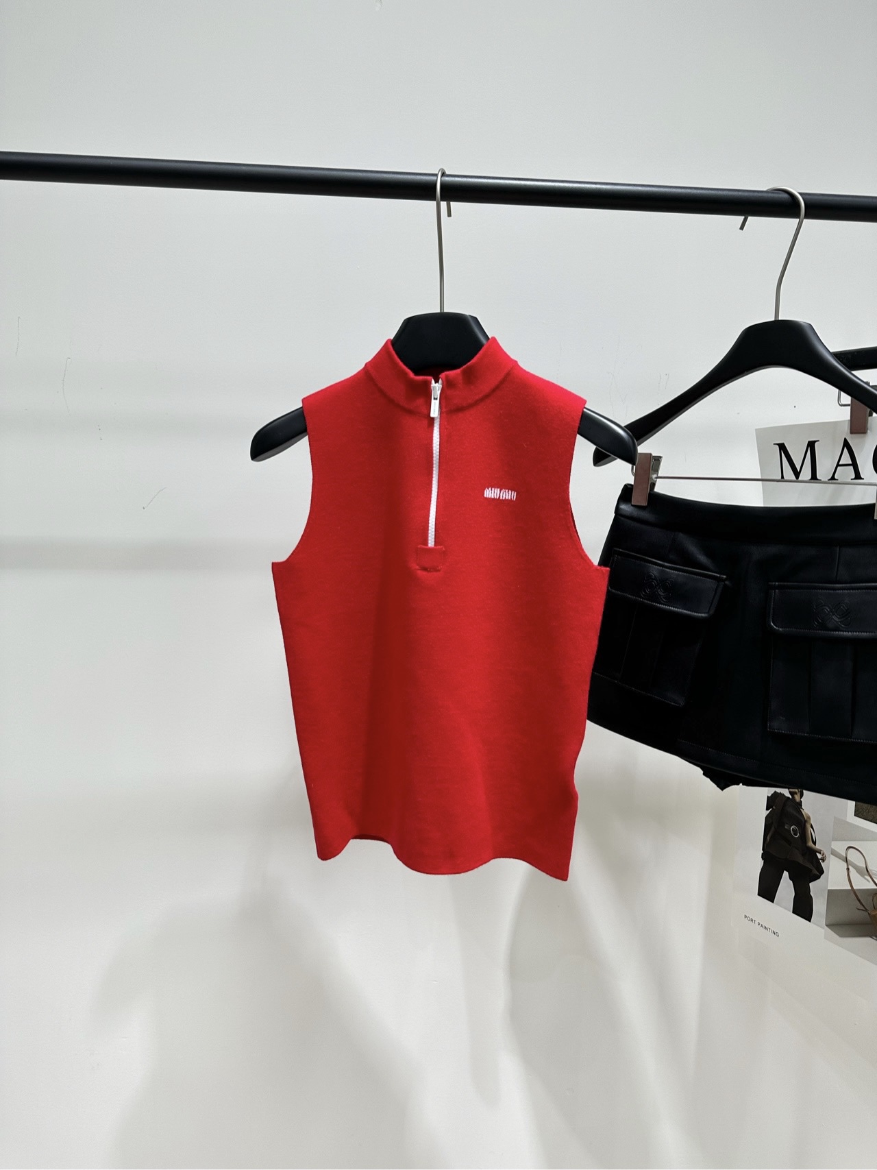 NO:625109,[M red white zipper stand collar knitted vest], fabric nylon blend, color red Miu 2025 spring and summer new red zippered knitted vest Light knitted fabric, close-fitting and comfortable, slim and short design White zipper + brand embroidery, simple and recognizable stitching Sleeveless design is very suitable for spring and summer Can be worn alone or layered, the red tone is super energetic Sweet and cool style is easy to wear! Can be worn for daily commuting and parties  Pair it with a high-waisted skirt or jeans, and you will feel fashionable. Flat size S shoulder width 30, bust 78 stretch, length 51 M shoulder width 31, bust 82 stretch, length 52 L shoulder width 32, bust 86 stretch, length 53 Manual measurement will have an error of 2 to 3cm, which is within the normal range,,miumiu,skirts,jeans,alexander wang19860909【M红色白拉链立领针织背心】 ,面料锦纶混纺 颜色红色 Miu 2025春夏新款红色拉链针织背心 轻薄针织面料,贴身舒适,修身短款设计 白色拉链+品牌刺绣,简约又有辨识度针 无袖设计超适合春夏 单穿或内搭都很OK,红色调超显活力 甜酷风格轻松拿捏!日常通勤、派对都能穿 搭配高腰裙or牛仔裤,时髦感直接拉满 平铺尺码 S肩宽30,胸围78弹力,衣长51 M肩宽31,胸围82弹力,衣长52 L肩宽32,胸围86弹力,衣长53 手工测量会有2～3cm误差属于正常范围,,miumiu,skirts,jeans,alexander wang,Women's clothing