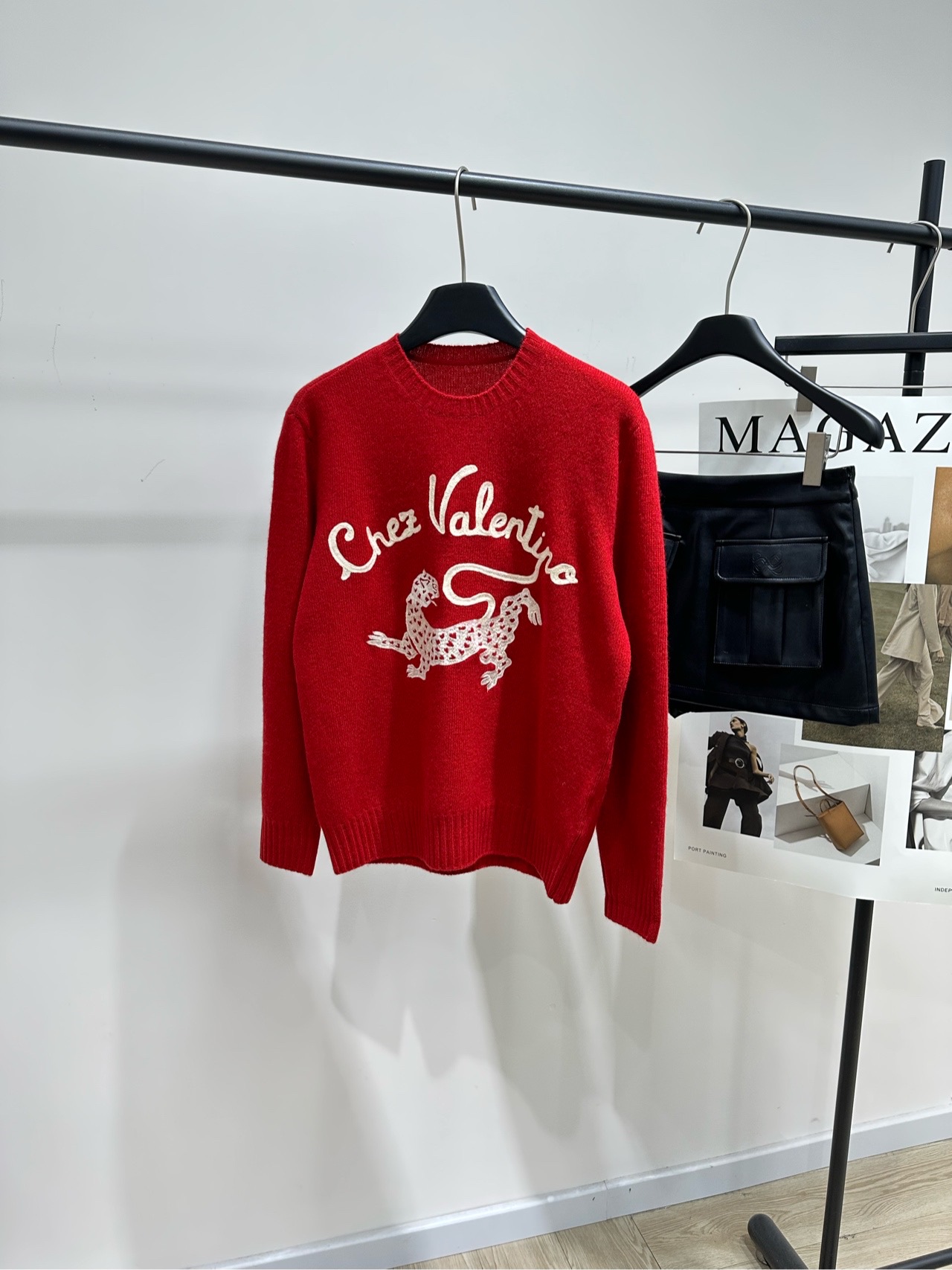 NO:625980,[VT red leopard letter embroidered crew neck sweater], fabric wool, color red, Valentino 2026 early spring series red crew neck knitted sweater, made of soft wool, comfortable and warm, 'Chez Valentino' words on the front + white leopard print embroidery, high brand recognition, red tone is perfect for festival or New Year atmosphere, looks great with dark trousers or skirts! Easily suitable for daily commuting and holiday parties, fashionable and practical, flat size  S shoulder width 43, chest circumference 104, length 61, sleeve length 59 M shoulder width 44, chest circumference 108, length 62, sleeve length 60 L shoulder width 45, bust 112, length 63, sleeve length 61 There will be an error of 2 to 3cm in manual measurement, which is within the normal range, valentino, skirts, sweaters, alexander wang19860909【VT红色花豹字母刺绣圆领毛衣】 ,面料羊毛 颜色红色 Valentino 2026早春系列红色圆领针织毛衣 采用柔软羊毛,舒适又保暖 正面“Chez Valentino”字样+白色豹纹刺绣 品牌辨识度超高计 红色调超适合节日或新年氛围 搭配深色裤装或裙装都很出彩! 日常通勤、节日聚会都能轻松驾驭,时尚又实用 平铺尺码 S肩宽43,胸围104,衣长61,袖长59 M肩宽44,胸围108,衣长62,袖长60 L肩宽45,胸围112,衣长63,袖长61 手工测量会有2～3cm误差属于正常范围,,valentino,skirts,sweaters,alexander wang,Women's clothing