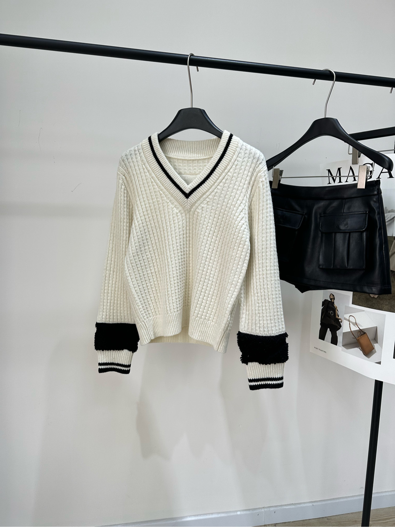 NO:628220,[Double C milk white waffle V-neck pullover], fabric wool, milk white color, original customization, high-end production~ Chanel Coco Neige ski series V-neck sweater, milk white main color + black contrasting edge, simple and detailed design, high-quality wool, soft, light and warm, perfect for autumn and winter! The V-neck design modifies the neck line. The black splicing of the cuffs is super layered, and the loose fit is lazy and casual. It is OK to wear alone or layered~  Easy to control for skiing, daily life and festivals, practical and fashionable! Flat size S shoulder width 39, chest 90 stretch, length 53, sleeve length 59 M shoulder width 40, chest 94 stretch, length 54, sleeve length 60 L shoulder width 41, chest 98 stretch, length 55, sleeve length 61 There will be an error of 2 to 3cm in manual measurement, which is within the normal range, chanel, sweaters, alexander wang19860909【双C奶白色华夫格V领套头毛衣】 ,面料羊毛 颜色奶白色 原版定制,高版出品～ 香奈儿Coco Neige滑雪系列V领毛衣 奶白色主色+黑色撞色边 简约又有细节感计 高品质羊毛,柔软轻盈又保暖 秋冬穿超合适! V领设计修饰颈部线条 袖口黑色拼接超有层次感,宽松版型慵懒随性 单穿或内搭都很OK~ 滑雪、日常、节日都能轻松驾驭,实用又时髦! 平铺尺码 S肩宽39,胸围90弹力,衣长53,袖长59 M肩宽40,胸围94弹力,衣长54,袖长60 L肩宽41,胸围98弹力,衣长55,袖长61 手工测量会有2～3cm误差属于正常范围,,chanel,sweaters,alexander wang,Women's clothing