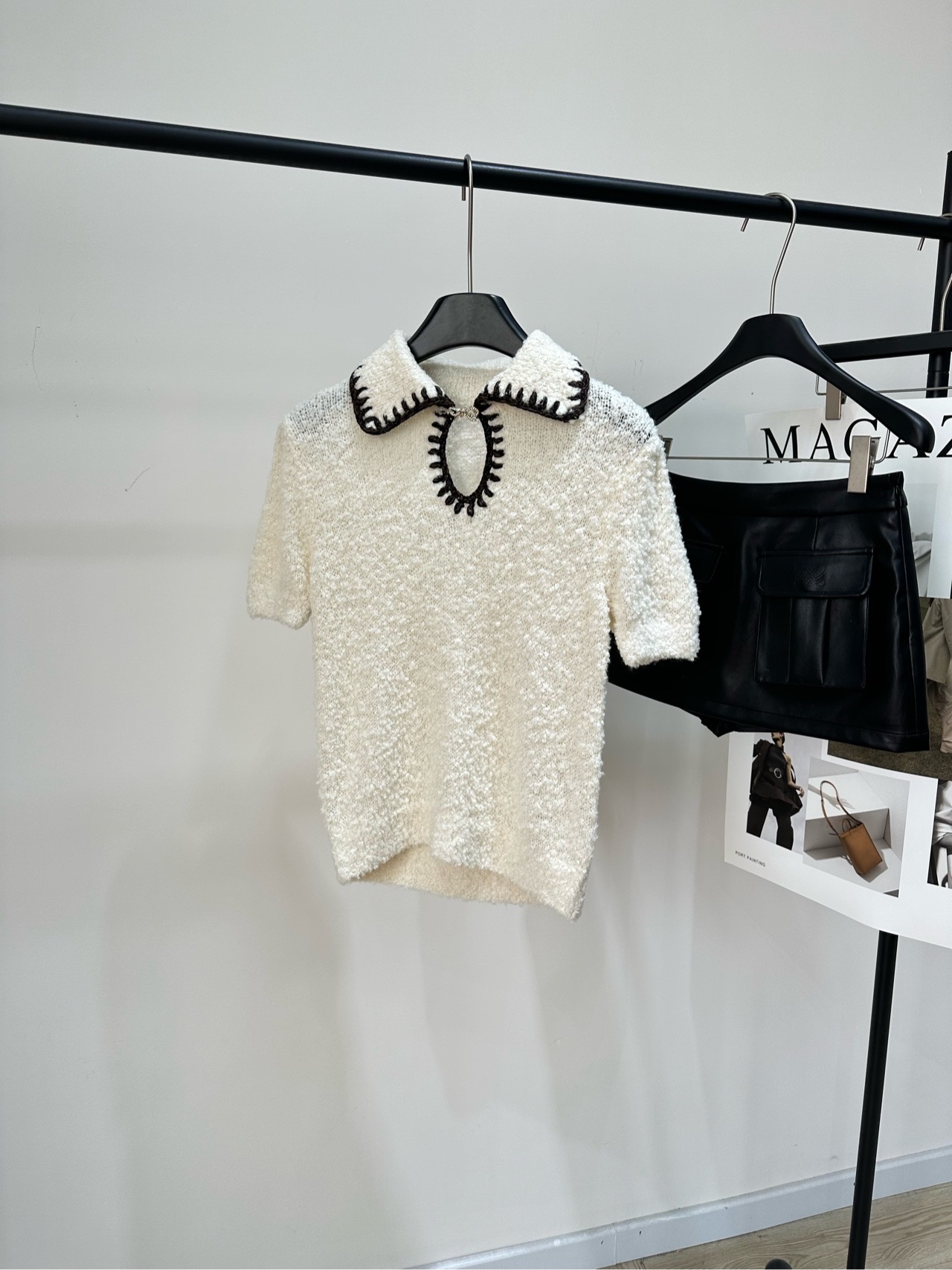 NO:628207,[Double C bow pin cashmere bouclé short sleeves], fabric cashmere blend, color milky white, original customization!  Chanel 25N ski series bow knitted short-sleeved wool blend material, soft and warm, perfect for autumn and winter! White main color + black bow neckline, hollow details are super exquisite, girly yet elegant. The short-sleeved design is slim and slim. It goes well with skirts or high-waisted pants. It can be easily worn in daily life or festivals. The ski season series is practical and fashionable. It is a must-have popular item for Chanel in autumn and winter! Flat size  S shoulder width 40, chest circumference 80 stretch, length 56, sleeve length 22 M shoulder width 41, bust 84 stretch, length 57, sleeve length 23 L shoulder width 42, bust 88 stretch, length 58, sleeve length 24 Manual measurement will have an error of 2 to 3cm, which is within the normal range, chanel, chanel, skirts, T-shirt, alexander wang19860909【双C蝴蝶结别针羊绒圈圈纱短袖】 ,面料 羊绒混纺 颜色奶白色 原版定制！ Chanel 25N滑雪系列蝴蝶结针织短袖 羊毛混纺材质,柔软又保暖 秋冬穿超合适!白色主色+黑色蝴蝶结领口 镂空细节超精致 少女感满满又不失优雅气质 短袖设计修身显瘦 搭配半裙或高腰裤都很出彩 日常或节日都能轻松驾驭 滑雪季系列实用又时髦 是香奈儿秋冬必入热门单品! 平铺尺码 S肩宽40,胸围80弹力,衣长56,袖长22 M肩宽41,胸围84弹力,衣长57,袖长23 L肩宽42,胸围88弹力,衣长58,袖长24 手工测量会有2～3cm误差属于正常范围,,chanel,chanel,skirts,T-shirt,alexander wang,Women's clothing