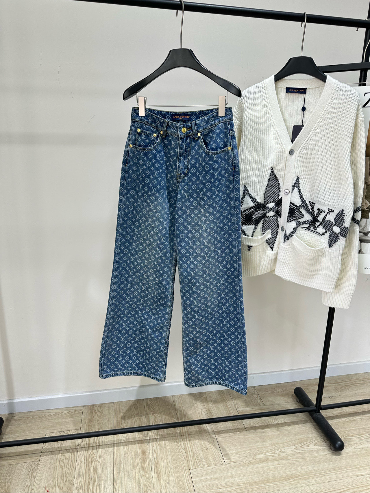 NO:628198,[lv dark blue old flower all over printed denim trousers], fabric denim cotton color dark blue, Louis Vuitton, Alexander Wang19860909【lv深蓝色老花满印牛仔长裤】 ,面料牛仔棉 颜色深蓝,,louis vuitton,alexander wang,Women's clothing