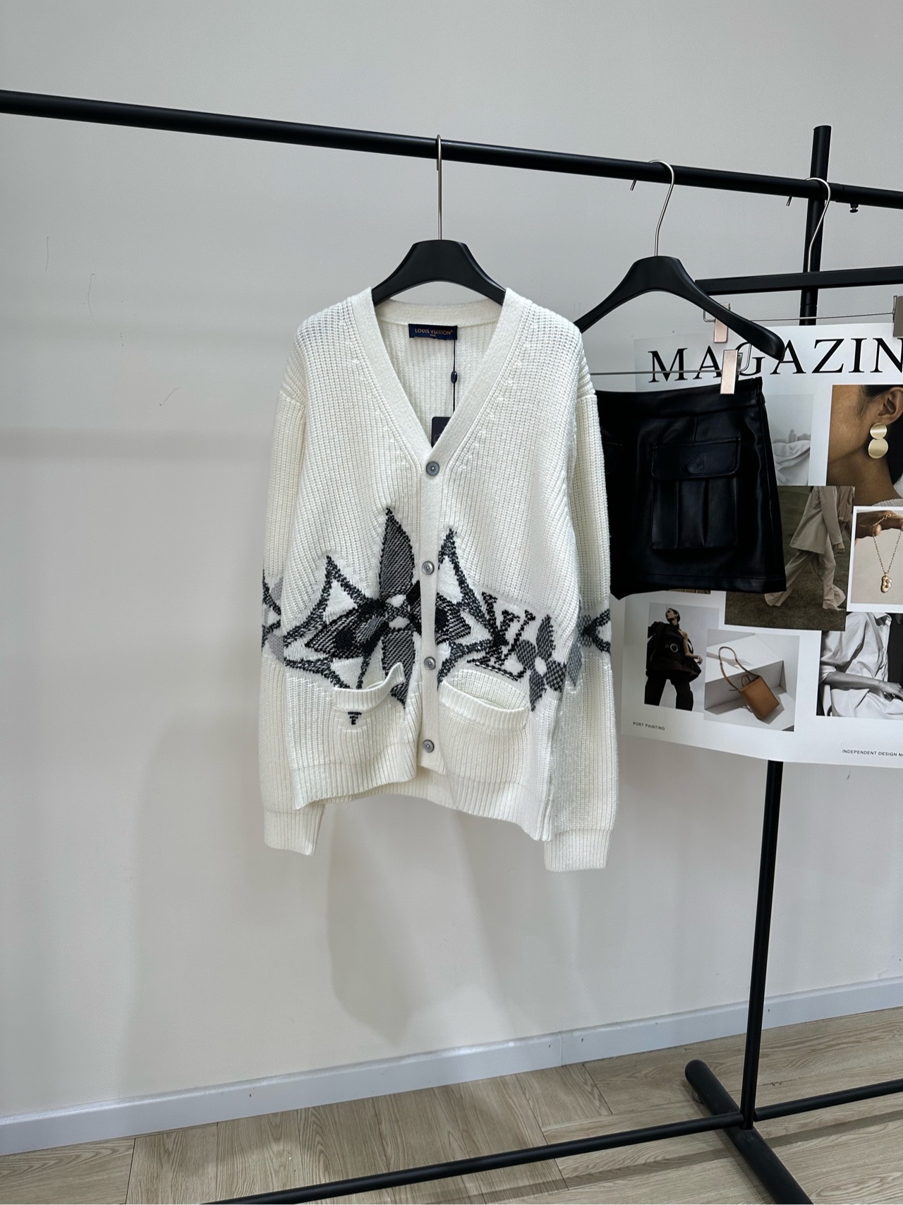 NO:629467,[LV white four-leaf clover jacquard mid-length V-neck cardigan], fabric cotton wool blend, color white, LV 2025 autumn and winter ski series wool cardigan, white main tone + classic Monogram dark pattern, low-key and recognizable. High-quality wool, soft and warm, super comfortable to wear in autumn and winter! V-neck + button design, loose fit, suitable for daily or outdoor use. The floral pattern on the chest and cuffs is very artistic. The double pockets are practical and good-looking~  Luxurious and functional, a must-have for quality parties! Flat size S Shoulder width 47, bust 110, length 68, sleeve length 68 M Shoulder width 48, chest 114, length 70, sleeve length 69 L Shoulder width 49, bust, length 72, sleeve length 70 Manual measurement will have an error of 2 to 3cm, which is within the normal range, Louis Vuitton, Alexander Wang19860909【lv白色四叶草提花中长V领开衫】 ,面料棉羊毛混纺 颜色白色 LV 2025秋冬滑雪系列羊毛开衫 白色主调+经典 Monogram暗纹 低调又有辨识度计 高品质羊毛,柔软保暖,秋冬穿超舒服! V领+纽扣设计,宽松版型 日常或户外都OK 胸前&袖口花卉图案超有艺术感 双口袋实用又好看~ 奢华与功能兼备,品质党必入! 平铺尺码 S肩宽47,胸围110,衣长68,袖长68 M肩宽48,胸围114,衣长70,袖长69 L肩宽49,胸围,衣长72,袖长70 手工测量会有2～3cm误差属于正常范围,,louis vuitton,alexander wang,Women's clothing