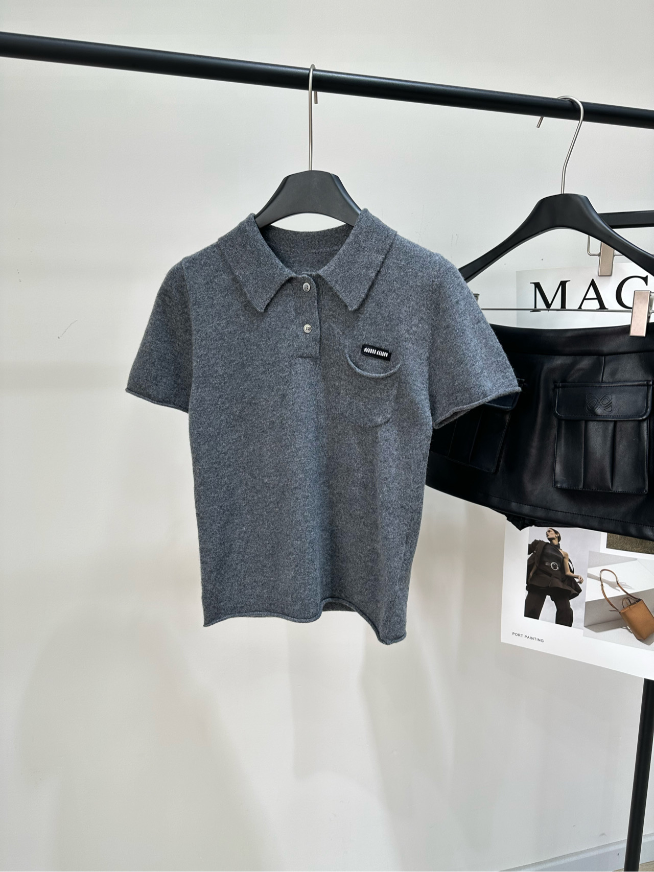 NO:629482,[M dark gray single pocket polo knitted short-sleeve], made of cashmere, color dark gray, Miu gray knitted Polo shirt, soft knitted fabric, super comfortable to wear in autumn and winter! Classic Polo collar + rolled edge design, playful and relaxed, small chest pocket + brand embroidery, perfect details, highly recognizable, short-sleeved slim fit, looks great with high-waisted skirts or casual pants, easy to manage for commuting and leisure, fashionable and practical! Flat size  S Shoulder width 33, chest circumference 80 stretch, length 53, sleeve length 21 M Shoulder width 34, bust 84 stretch, length 54, sleeve length 22 L Shoulder width 35, bust 88 stretch, length 55, sleeve length 23 Manual measurement will have an error of 2 to 3cm, which is within the normal range, miumiu, skirts, T-shirt, alexander wang19860909【M深灰色单口袋polo针织短袖】 ,面料羊绒 颜色深灰色 Miu灰色针织Polo衫,柔软针织面料 秋冬穿超舒服!经典Polo领+卷边设计 俏皮又有松弛感 胸前小口袋+品牌刺绣 细节满分,辨识度高 短袖修身版型,搭高腰裙or休闲裤都很出彩 通勤休闲都能轻松驾驭,时髦又实用! 平铺尺码 S肩宽33,胸围80弹力,衣长53,袖长21 M肩宽34,胸围84弹力,衣长54,袖长22 L肩宽35,胸围88弹力,衣长55,袖长23 手工测量会有2～3cm误差属于正常范围,,miumiu,skirts,T-shirt,alexander wang,Women's clothing