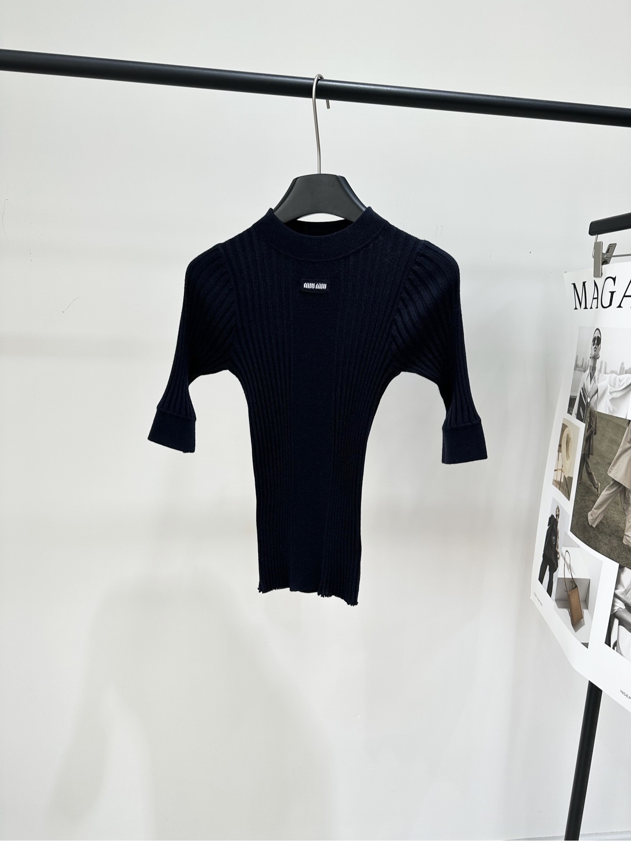 NO:629498,[M navy blue threaded logo mid-sleeve knitted top], fabric wool, color navy, Miu's ribbed sweater has a slim fit + vertical rib design, fits the body shape and is super slim! High collar and short sleeves, retro and fashionable, a must-have for autumn and winter. Soft knitted fabric, comfortable and warm. Dark color is super versatile. Pair it with a plaid skirt or a suede jacket. You can easily get a high-end look! The brand's consistent exquisite details can be easily controlled in daily or formal occasions, with perfect elegance.  Flat size S shoulder width 28, bust 58 elastic, length 54, sleeve length 34 M shoulder width 29, chest 62 stretch, length 55, sleeve length 35 L shoulder width 30, chest 66 stretch, length 56, sleeve length 36 Manual measurement will have an error of 2 to 3cm, which is within the normal range, miumiu, skirts, jackets & coats, T-shirt, chamois leather, alexander wang19860909【M藏蓝螺纹徽标中袖针织上衣】 ,面料羊毛 颜色藏蓝 Miu这款罗纹针织衫 修身版型+竖向罗纹设计 贴合身形超显瘦!高领短袖 复古又时髦,秋冬穿搭必备 柔软针织面料,舒适又保暖 深色调超百搭,搭配格纹裙或麂皮外套 轻松get高级感look!品牌一贯的精致细节 日常或正式场合都能轻松驾驭,优雅气质满分 平铺尺码 S肩宽28,胸围58弹力,衣长54,袖长34 M肩宽29,胸围62弹力,衣长55,袖长35 L肩宽30,胸围66弹力,衣长56,袖长36 手工测量会有2～3cm误差属于正常范围,,miumiu,skirts,jackets & coats,T-shirt,chamois leather,alexander wang,Women's clothing