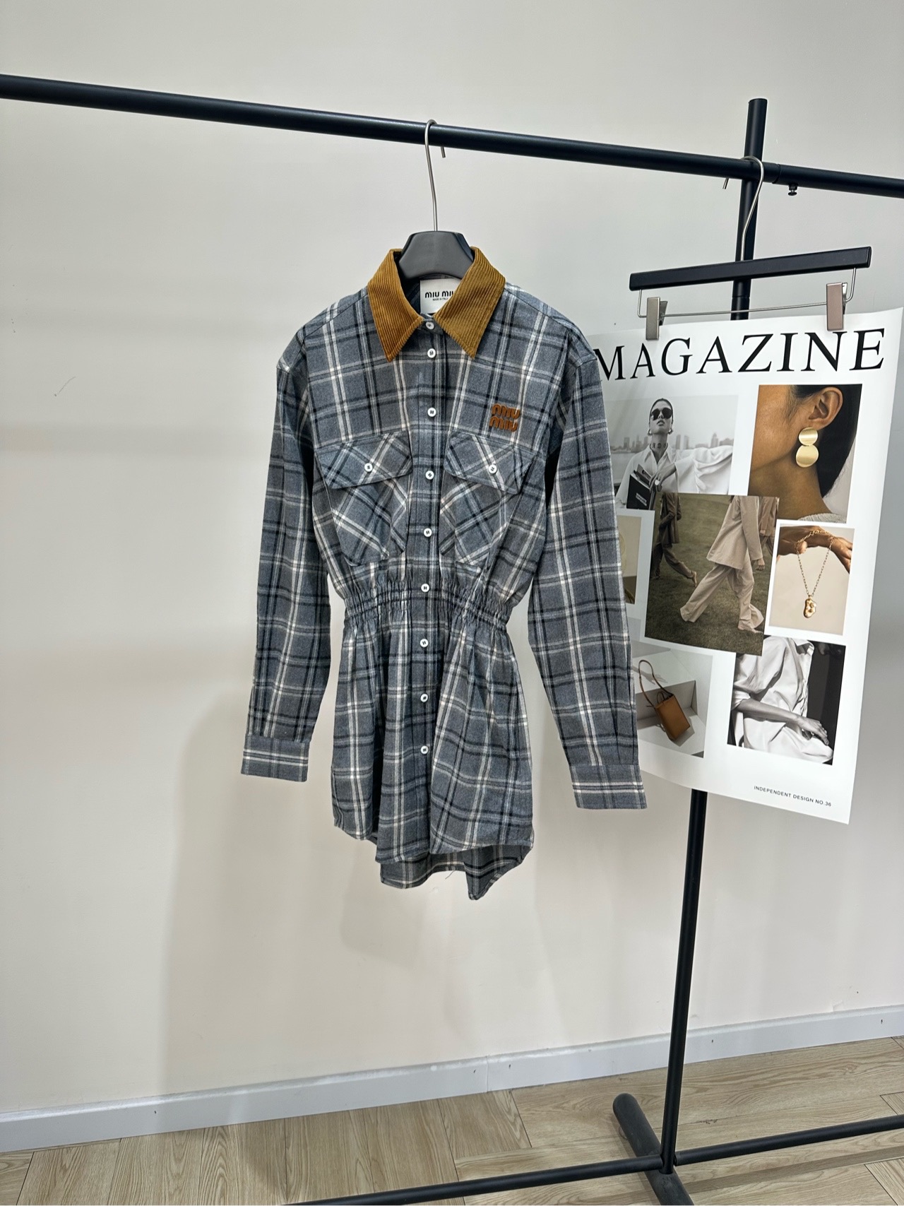 NO:629455,a【M gray and white plaid brushed waist shirt dress】, fabric cotton, color gray and white plaid Miu, this plaid shirt dress is made of gray-toned brushed cotton, soft and skin-friendly, super comfortable to wear in autumn and winter! Brown corduroy lapel + embroidered logo on the chest, full of retro college style ◆ The waist is elasticated, slimming and modifying the figure. The length of the skirt is just right to expose the legs. Pair it with high boots or short boots. You can easily style it sweet or lazy~  It is suitable for daily commuting and dating. It looks great when worn alone or layered! Flat size S shoulder width 47, bust 110, waist 60 stretch, skirt length 88 M shoulder width 48, bust 114, waist 64 stretch, skirt length 89 L shoulder width 49, bust, waist 68 stretch, skirt length 90  There will be an error of 2 to 3cm due to manual measurement, which is within the normal range,,miumiu,boots,skirts,shirts,alexander wang19860909a【M灰白格纹磨毛收腰衬衫裙】 ,面料棉 颜色灰白格纹 Miu 这款格纹衬衫连衣裙 采用灰调磨毛棉料 柔软亲肤,秋冬穿超舒服! 棕色灯芯绒翻领+胸前刺绣 Logo,复古学院风满满◆ 腰部松紧收腰,显瘦又修饰身形 裙摆长度刚好露腿,搭配高筒靴或短靴 甜酷or慵懒风都能轻松拿捏~ 日常通勤、约会都很适合 单穿或叠穿都很出彩! 平铺尺码 S肩宽47,胸围110,腰围60弹力,裙长88 M肩宽48,胸围114,腰围64弹力,裙长89 L肩宽49,胸围,腰围68弹力,裙长90 手工测量会有2～3cm误差属于正常范围,,miumiu,boots,skirts,shirts,alexander wang,Women's clothing