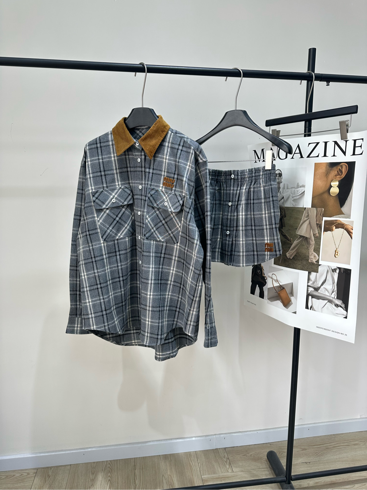 NO:629470,Shirt, skirt p [M coffee collar gray and white plaid brushed shirt + button skirt], fabric cotton + corduroy color gray and white plaid Miu's plaid flannel shirt + skirt gray plaid + brown corduroy collar full of retro college style! The fabric is soft and skin-friendly, super comfortable to wear in autumn and winter. Double flap pockets on the chest + brand embroidery, full of details, practical and fashionable. The shirt has a loose fit, which can be worn alone or layered.  Easily create a lazy or preppy look. It is a versatile tool for autumn and winter wardrobes! Shirt lay size S shoulder width 46, bust, back length 78, sleeve length 60 M shoulder width 47, bust 122, back length 80, sleeve length 61 L shoulder width 48, bust 126, back length 82, sleeve length 62 Skirt lay size unlined S waist 58 stretch, hip 100, skirt length 34  M waist 62 elastic, hip 104, skirt length 35 L waist 66 elastic, hip 108, skirt length 36 There will be an error of 2 to 3cm in manual measurement, which is within the normal range. There will be an error of 2 to 3cm in manual measurement, which is within the normal range,,miumiu,skirts,shirts,alexander wang19860909衬衫, 半裙p【M咖领灰白格磨毛衬衫+纽扣半裙】 , 面料棉+灯芯绒 颜色灰白格纹 Miu这款格纹法兰绒衬衫+半裙 灰调格纹+棕色灯芯绒领口 复古学院风满满! 面料柔软亲肤,秋冬穿超舒服 胸前双翻盖口袋+品牌刺绣 细节感拉满,实用又时髦 衬衫宽松版型,单穿or叠搭都OK 轻松打造慵懒or学院风造型 是秋冬衣橱百搭神器! 衬衫平铺尺码 S肩宽46,胸围,后衣长78,袖长60 M肩宽47,胸围122,后衣长80,袖长61 L肩宽48,胸围126,后衣长82,袖长62 半裙平铺尺码无内衬 S腰围58弹力,臀围100,裙长34 M腰围62弹力,臀围104,裙长35 L腰围66弹力,臀围108,裙长36 手工测量会有2～3cm误差属于正常范围 手工测量会有2～3cm误差属于正常范围,,miumiu,skirts,shirts,alexander wang,Women's clothing