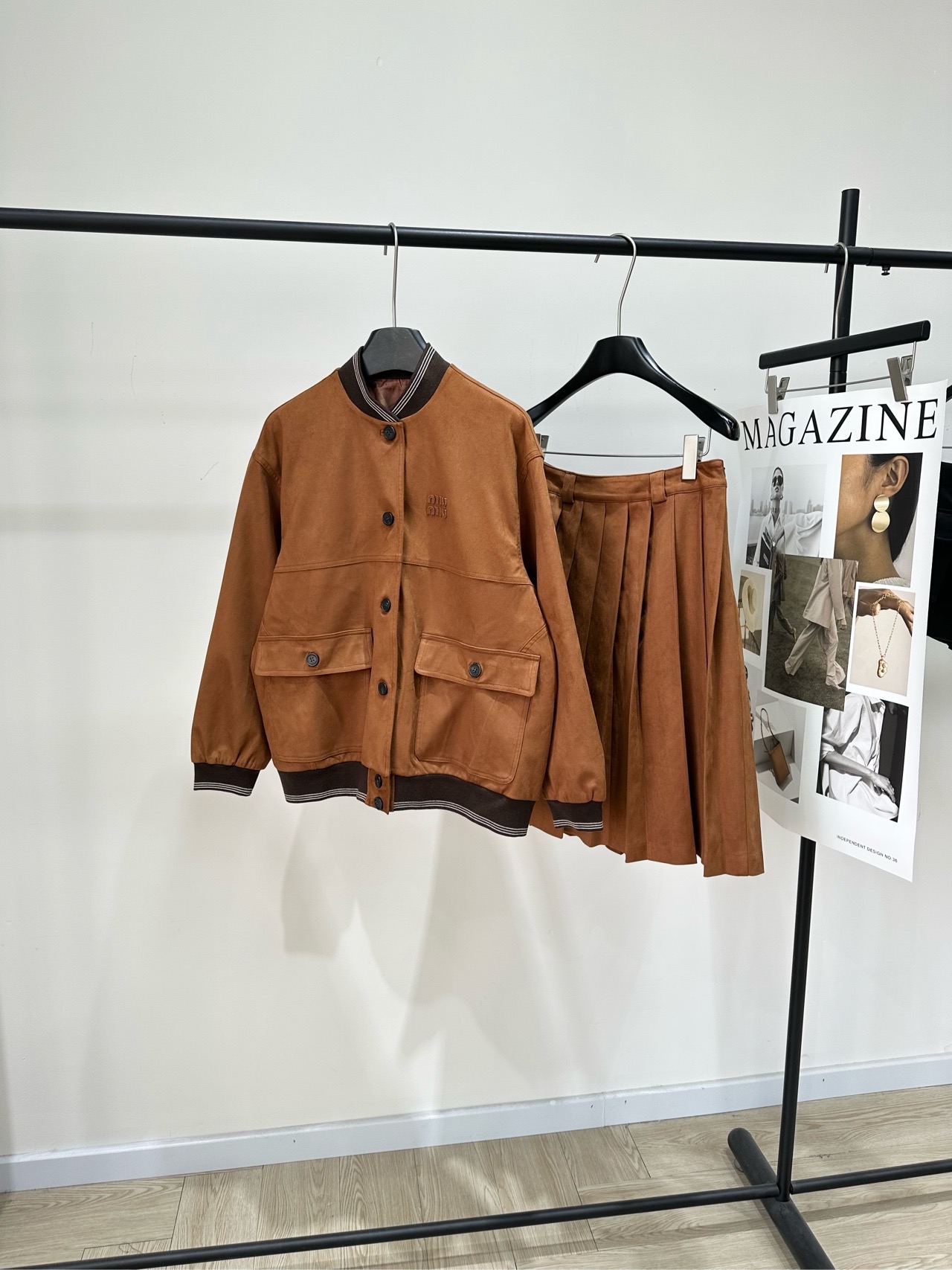 NO:629486,Jacket, skirt p [M caramel color suede jacket + mid-length skirt], fabric suede color caramel *｜Suede jacket + skirt 25SS new autumn and winter new styles!  This suede suit has crisp and stylish fabrics, three-dimensional tailoring, threaded neckline + cuffs + hem, full of details, same-color skirt, high waist and pleated skirt, a school-style design. The color is retro and fashionable. It looks good separately or as a suit. The coat lay flat size S shoulder width 49, bust 116, length 63, sleeve length 53 M shoulder width 50, bust, length 65, sleeve length 54  L shoulder width 51, bust 124, length 66, sleeve length 55 Skirt flat size S waist 70, skirt length 58 M waist 74, skirt length 59 L waist 78, skirt length 60 Manual measurement will have an error of 2 to 3cm, which is within the normal range,,skirts,jackets & coats,jackets & coats,chamois leather,alexander wang19860909外套, 半裙p【M焦糖色麂皮夹克外套+中长半裙】 ,面料麂皮绒 颜色焦糖色 *｜麂皮夹克外套+半裙 25SS秋冬新款上新！ 此款麂皮套装,面料挺括有型,立体剪裁 螺纹领口+袖口+下摆 细节感拉满,同色系半裙 高腰加上百褶裙设计学院风慢慢 颜色复古又时髦 分开搭配或者套装搭都很好看 外套平铺尺码 S肩宽49,胸围116,衣长63,袖长53 M肩宽50,胸围,衣长65,袖长54 L肩宽51,胸围124,衣长66,袖长55 半裙平铺尺码 S腰围70,裙长58 M腰围74,裙长59 L腰围78,裙长60 手工测量会有2～3cm误差属于正常范围,,skirts,jackets & coats,jackets & coats,chamois leather,alexander wang,Women's clothing