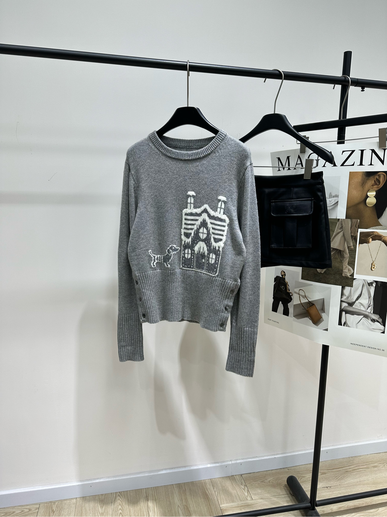 NO:649428,[TB gray igloo dachshund long-sleeved sweater] ?, fabric wool blend, color gray, Thom Browne Christmas limited dachshund igloo sweater, gray wool blend, soft and warm, dachshund + igloo jacquard on the front, full of festive atmosphere, playful and interesting, round neck pullover + side buttons, full of details, super versatile for autumn and winter wear, can be easily managed in either college style or casual style, flat size  S shoulder width 40, chest circumference 90 stretch, length 56, sleeve length 66 M shoulder width 41, bust 94 stretch, length 57, sleeve length 67 L shoulder width 42, bust 98 stretch, length 58, sleeve length 68 Manual measurement will have an error of 2 to 3cm, which is within the normal range,,sweaters,alexander wang19860909【TB灰色雪屋腊肠犬长袖毛衣】 ? ,面料羊毛混纺 颜色灰色 Thom Browne圣诞限定腊肠狗雪屋毛衣 灰色羊毛混纺,柔软又保暖 正面腊肠狗+雪屋提花 节日氛围感满满,俏皮又有趣 圆领套头+侧边纽扣,细节感十足 秋冬穿搭超百搭 无论学院风还是休闲风都能轻松驾驭 平铺尺码 S肩宽40,胸围90弹力,衣长56,袖长66 M肩宽41,胸围94弹力,衣长57,袖长67 L肩宽42,胸围98弹力,衣长58,袖长68 手工测量会有2～3cm误差属于正常范围,,sweaters,alexander wang,Women's clothing