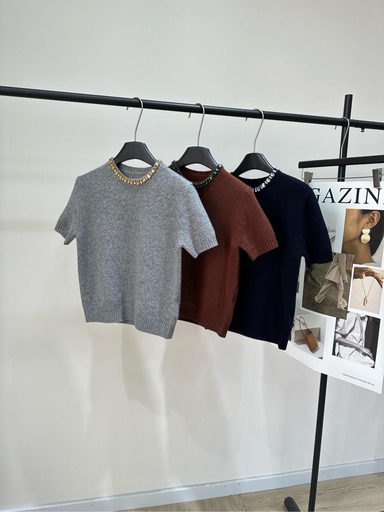 NO:649381,[P three-color collar studded wool knitted short-sleeve], fabric wool cashmere blend, color gray, brown, navy blue *｜Round neck studded knitted sweater 25SS winter new style new!  Jeweled accessories embellish this short-sleeved sweater, an unexpected combination of lines and materials. Crafted from wool and cashmere yarns, it lends softness and structure to the silhouette and is embellished with crystals at the round neck. Flat Sizes S Shoulder 37, Bust 86 stretch, Length 50, Sleeves 21 M Shoulder 38, Bust 90 stretch, Length 51, Sleeves 22 L Shoulder 39, Bust 94 stretch, Length 52, Sleeve 23  There will be an error of 2~3cm due to manual measurement, which is within the normal range, sweaters, T-shirt, alexander wang19860909【P三色领口水钻羊毛针织短袖】 ,面料羊毛羊绒混纺 颜色灰色、棕色、藏蓝 *｜圆领钉钻针织毛衣 25SS冬季新款上新！ 珠宝配饰点缀这款短袖毛衣 展现出线条与材质的意外组合 这款风格采用羊毛和羊绒纱线制作 赋予轮廓柔软和结构感 并在圆领处饰以水晶装饰 平铺尺码 S肩宽37,胸围86弹力,衣长50,袖长21 M肩宽38,胸围90弹力,衣长51,袖长22 L肩宽39,胸围94弹力,衣长52,袖长23 手工测量会有2～3cm误差属于正常范围,,sweaters,T-shirt,alexander wang,Women's clothing