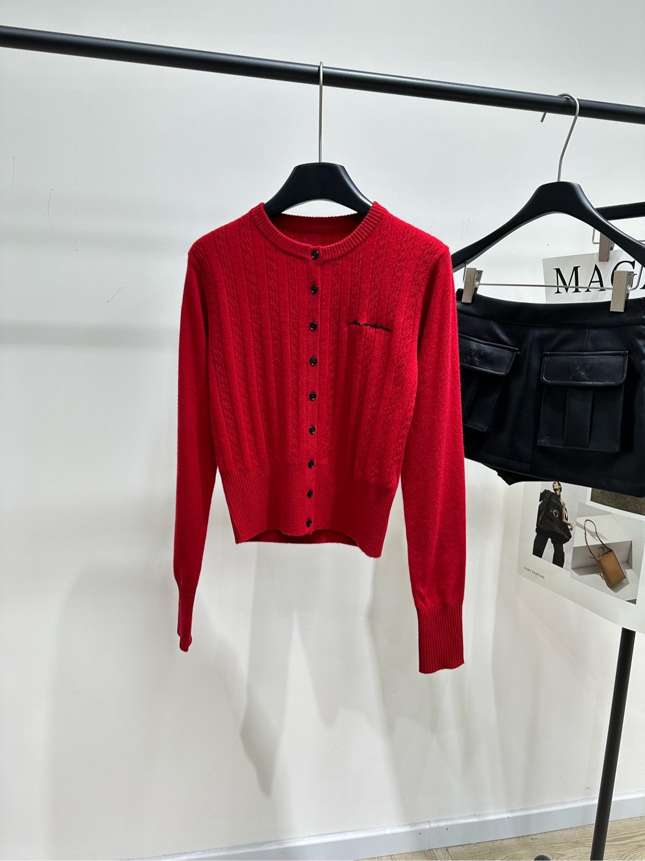 NO:649402,[Ann red small black button round neck wool cardigan], fabric wool, color red, ANN ANDELMAN autumn red knitted cardigan, soft waxy fabric + twist texture, slim fit, short design that shows the waistline! Round neck + black buttons, letter embroidery on the chest. The red is super white, full of festive atmosphere. It can be easily worn in daily life or New Year. The same style by Wu Qianyu. Paired with high-waisted pants/skirts, elegant and fashionable, a must-have for urban girls! Flat size  S Shoulder width 39, bust 86 stretch, length 50, sleeve length 65 M Shoulder width 40, bust 90 stretch, length 51, sleeve length 66 L Shoulder width 41, bust 94 stretch, length 52, sleeve length 67 Manual measurement will have an error of 2 to 3cm, which is within the normal range, skirts, alexander wang19860909【Ann红色小黑扣圆领羊毛开衫】 ,面料羊毛 颜色红色 ANN ANDELMAN秋季红色针织开衫 柔糯面料+麻花纹理,修身显瘦 短款设计超显腰线! 圆领+黑色纽扣,胸前字母刺绣 红色超显白,节日氛围感拉满 日常或新年都能轻松驾驭 吴千语同款 搭配高腰裤/裙装,优雅又时髦,都市女生必入! 平铺尺码 S肩宽39,胸围86弹力,衣长50,袖长65 M肩宽40,胸围90弹力,衣长51,袖长66 L肩宽41,胸围94弹力,衣长52,袖长67 手工测量会有2～3cm误差属于正常范围,,skirts,alexander wang,Women's clothing