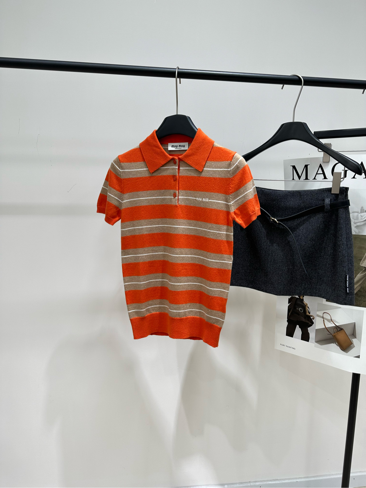 NO:650706,[M orange striped polo knitted short-sleeve], made of cashmere, color orange, Miu's striped knitted short-sleeved POLO shirt, mainly orange with gray and white stripes, retro and full of vitality! Soft knitted fabric, super comfortable to wear. Lapel + three-button design, full of college style. Limited to Japanese pop-up stores, some are world premieres. Fashionistas are grabbing it! Pair it with a khaki skirt or jeans to easily get a casual and high-end feel. Suitable for commuting and weekend outings~ Flat size  S shoulder width 34, chest circumference 78 stretch, length 59, sleeve length 19 M shoulder width 35, chest 82 stretch, length 60, sleeve length 20 L shoulder width 36, bust 86 stretch, length 61, sleeve length 21 Manual measurement will have an error of 2 to 3cm, which is within the normal range,,miumiu,skirts,jeans,T-shirt,alexander wang19860909【M橙色条纹polo针织短袖】 ,面料羊绒 颜色橙色 Miu这款条纹针织短袖POLO衫 橙色主调配灰白条纹 复古又活力满满! 柔软针织面料,穿着超舒适 翻领+三颗纽扣设计,学院风十足计 日本快闪店限定,部分为全球首发 时髦精们都在抢!搭配卡其短裙或牛仔裤 轻松get随性高级感 通勤、周末出游都很适合~ 平铺尺码 S肩宽34,胸围78弹力,衣长59,袖长19 M肩宽35,胸围82弹力,衣长60,袖长20 L肩宽36,胸围86弹力,衣长61,袖长21 手工测量会有2～3cm误差属于正常范围,,miumiu,skirts,jeans,T-shirt,alexander wang,Women's clothing