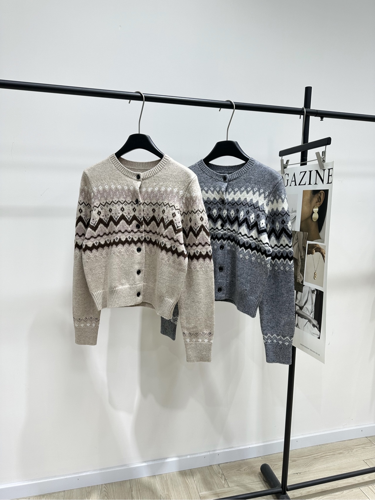 NO:651857,[moco Nordic style Fair Isle round neck cardigan], fabric wool blend, color khaki, gray Moco classic Fair Isle pattern. This pattern originates from Northern Europe and has a strong retro flavor. Through the clever combination of different colors, it creates a visual layering and contrasting effect, which increases the overall sense of fashion!  Cardigan style, easy to put on and take off, suitable for various occasions. Simple round neck design, comfortable and versatile. It can well modify the neck line~ The buttons on the front are not only practical, but also add beauty to the details. Warm and fashionable, very suitable for autumn and winter. Flat size S shoulder width 37, bust 94, length 52, sleeve length 61 M shoulder width 38, chest 98, length 54, sleeve length 62  L shoulder width 39, chest 102, length 56, sleeve length 63. There will be an error of 2 to 3cm due to manual measurement, which is within the normal range., alexander wang19860909【moco北欧风费尔岛圆领开衫】 ,面料羊毛混纺 颜色卡其色、灰色 Moco 经典的费尔岛图案 这种图案源自北欧,具有浓厚的复古气息 通过不同颜色的巧妙搭配 形成视觉上的层次感和对比效果 增加了整体的时尚感！ 开衫款式,方便穿脱,适合多种场合穿着 简洁的圆领设计,既舒适又百搭 能够很好地修饰颈部线条～ 前襟配有纽扣,不仅实用 还增添了细节美感 保暖又时尚,非常适合秋冬季节穿着 平铺尺码 S肩宽37,胸围94,衣长52,袖长61 M肩宽38,胸围98,衣长54,袖长62 L肩宽39,胸围102,衣长56,袖长63 手工测量会有2～3cm误差属于正常范围,,alexander wang,Women's clothing