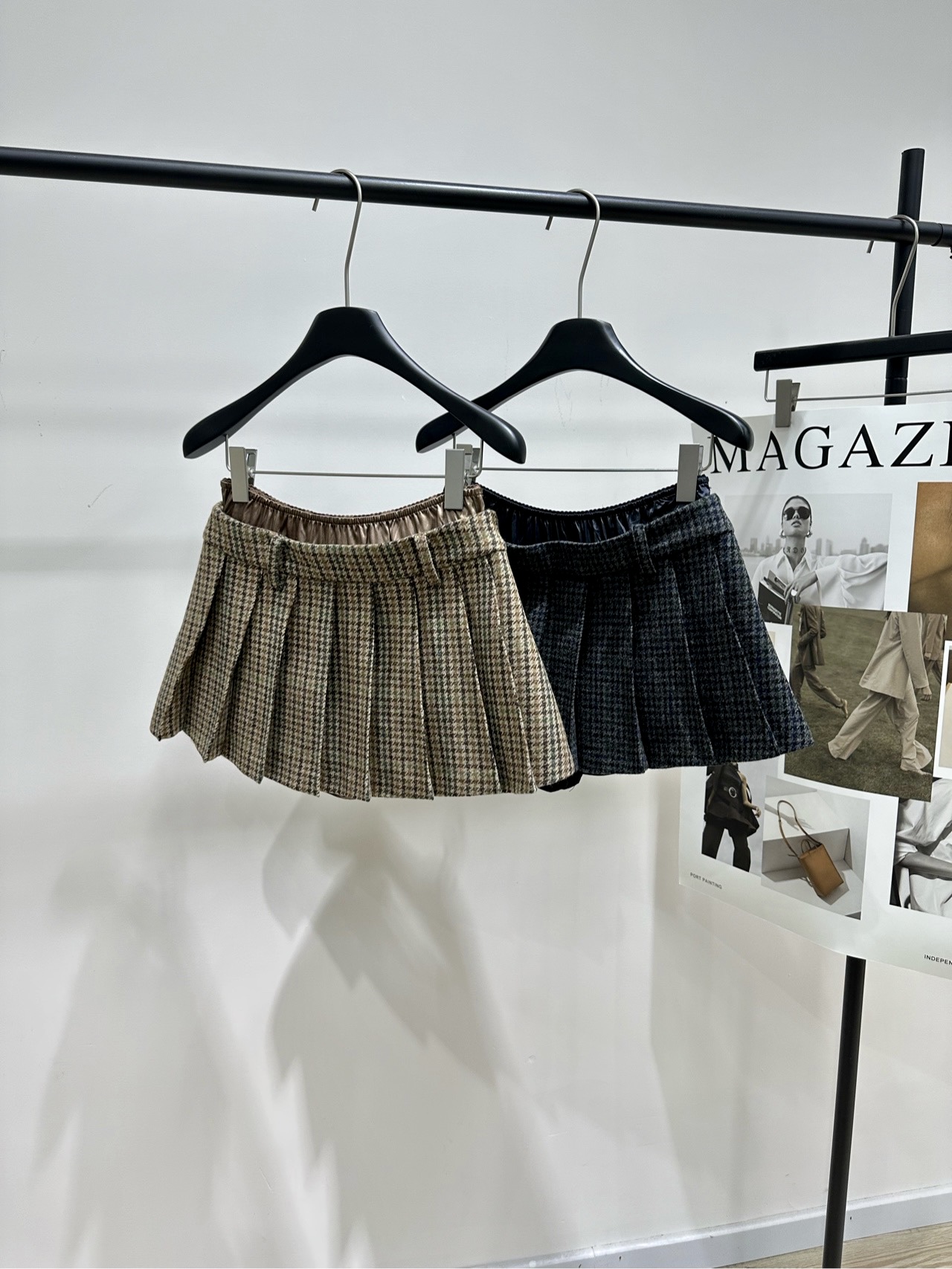 NO:651826,[Grove plaid tweed pleated skirt], fabric 50% wool tweed, color khaki, dark gray Grove retro plaid pleated skirt This retro plaid pleated skirt adopts classic plaid design, woolen or blended fabrics, super atmospheric for autumn and winter! High waist + A-line version, slimming and flattering body proportions Pleated skirt + waist decorative buttons, full of details, you can easily control college style or retro style  It goes well with knitted sweaters, shirts and sweaters. It can be worn on commuting, on campus and every day. It is practical and fashionable! The flat size has anti-exposure lining shorts. S waist 66 elastic, hip 96, skirt length 31 M waist 70 elastic, hip 100, skirt length 32 L waist 74 elastic, hip 104, skirt length 33  There will be an error of 2 to 3cm due to manual measurement, which is within the normal range. Skirts, shorts, sweaters, shirts, alexander wang19860909【Grove格纹粗花呢百褶半裙】 ,面料50羊毛粗花呢 颜色卡其色、深灰色 Grove复古格纹百褶短裙 这款复古格纹百褶短裙 采用经典格纹设计,羊毛呢或混纺面料 秋冬穿超有氛围感! 高腰+A字版型,显瘦又修饰身材比例计 百褶裙摆+腰部装饰扣,细节满满 学院风or复古风都能轻松驾驭 搭配针织衫、衬衫、毛衣都很出彩 通勤、校园、日常都能穿,实用又时髦! 平铺尺码有防走光内衬短裤 S腰围66弹力,臀围96,裙长31 M腰围70弹力,臀围100,裙长32 L腰围74弹力,臀围104,裙长33 手工测量会有2～3cm误差属于正常范围,,skirts,shorts,sweaters,shirts,alexander wang,Women's clothing