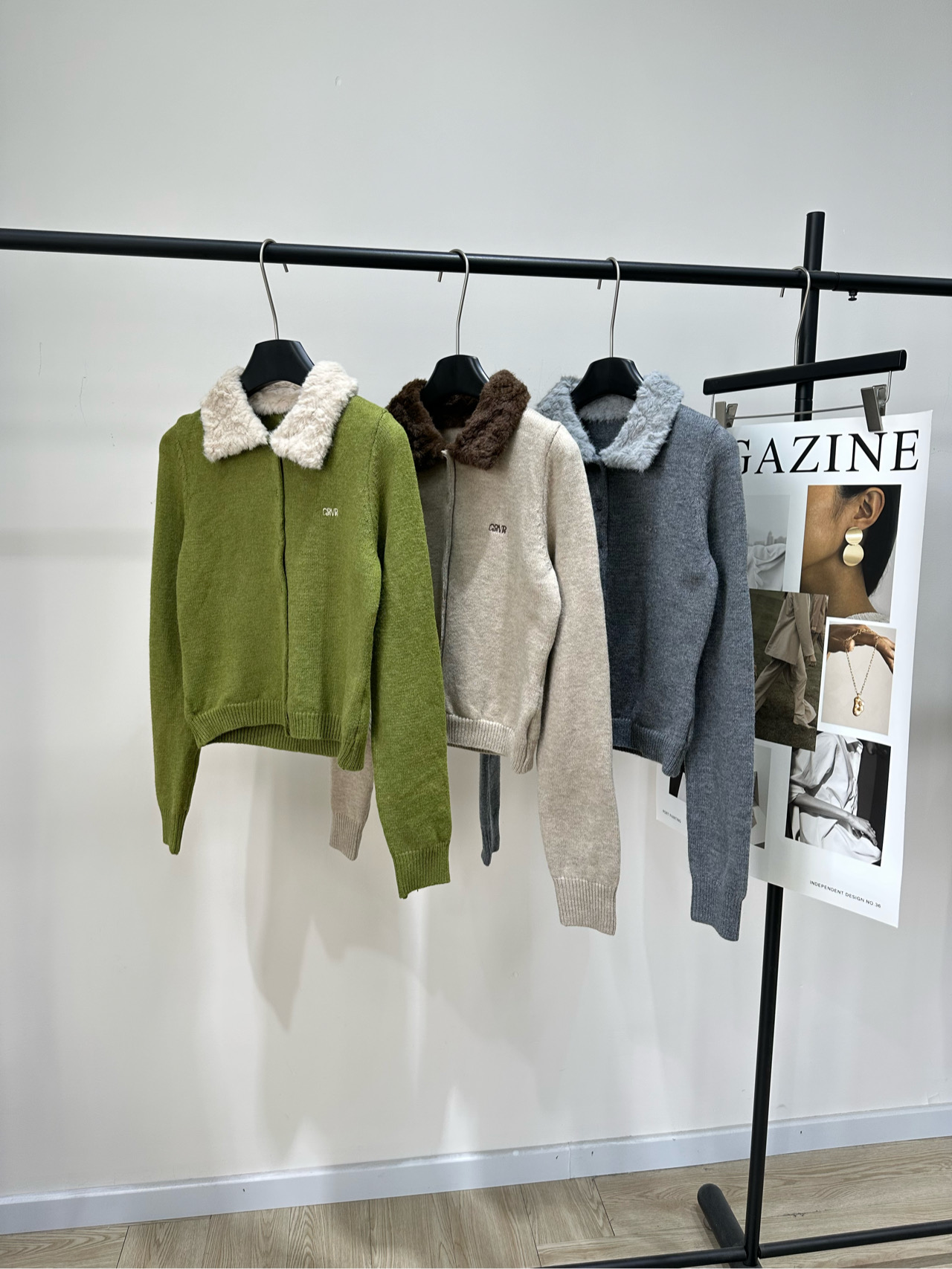 NO:651839,[GR three-color fur collar single-breasted cardigan] ?, fabric wool + polyester fiber, colors matcha green, beige, gray GROVE's knitted cardigan with contrasting plush lapel, retro and gentle, super atmospheric for autumn and winter! The fabric is soft and comfortable, the short design makes you taller and slimmer, it looks great with high-waisted pants or skirts, the olive green is low saturation, white and versatile, Korean simple style, can be easily used for daily commuting, taking pictures, and festivals  It is a must-have item for layering in autumn and winter! Flat size S shoulder width 32, bust 84 stretch, length 47, sleeve length 67 M shoulder width 33, bust 88 stretch, length 48, sleeve length 68 L shoulder width 34, bust 92 stretch, dress length 49, sleeve length 69 Manual measurement will have an error of 2 to 3cm, which is within the normal range, skirts, alexander wang19860909【GR三色毛毛领单排扣开衫】 ? ,面料羊毛+聚酯纤维 颜色抹茶绿、米杏色、灰色 GROVE这款针织开衫 搭配撞色毛绒翻领,复古又温柔 秋冬穿超有氛围感! 面料柔软舒适,短款设计显高显瘦 搭高腰裤或裙都很出片计 橄榄绿低饱和度,显白又百搭 韩系简约风 日常通勤、拍照、节日都能轻松驾驭 是秋冬叠穿必备单品! 平铺尺码 S肩宽32,胸围84弹力,衣长47,袖长67 M肩宽33,胸围88弹力,衣长48,袖长68 L肩宽34,胸围92弹力,衣长49,袖长69 手工测量会有2～3cm误差属于正常范围,,skirts,alexander wang,Women's clothing