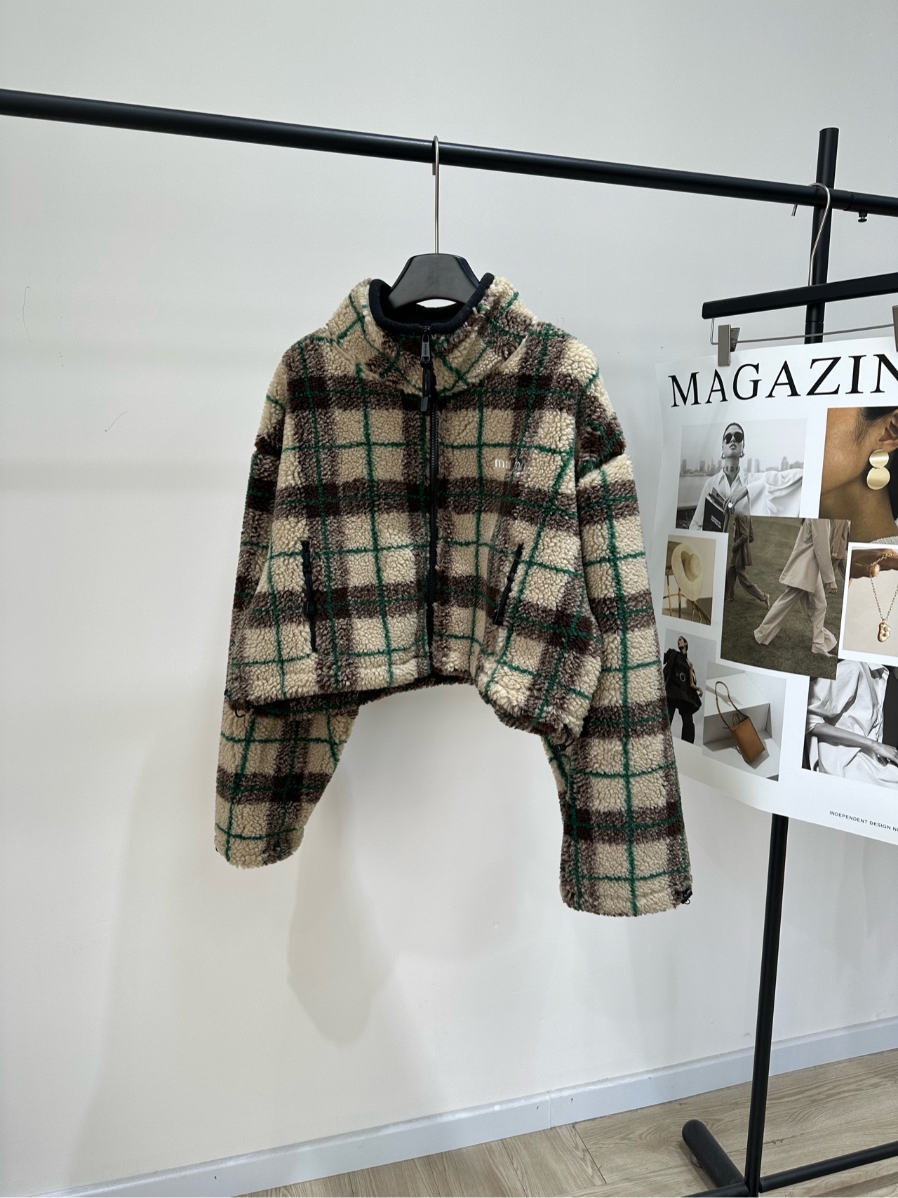 NO:651823,[M rice brown plaid polar fleece zipper short jacket], fabric polar fleece, color beige brown plaid, Miu 2025 autumn and winter short plaid polar fleece jacket. Made of fluffy and soft teddy velvet, warm and light. Beige, brown, green retro plaid. Low saturation and super atmosphere. Short stand-up collar + drawstring hem, modify the body shape. You can switch between lazy or neat style at will. Zipper pockets are practical and fashionable. It can be easily used for daily commuting and leisure outings.  It is a must-have item for autumn and winter! Flat size S shoulder width 58, chest circumference 122, length 45, sleeve length 57 M shoulder width 60, chest circumference 126, length 47, sleeve length 58 L shoulder width 62, bust 130, length 49, sleeve length 59 Manual measurement will have an error of 2 to 3cm, which is within the normal range,,miumiu,jackets & coats,alexander wang19860909【M米棕格摇粒绒拉链短外套】 ,面料摇粒绒 颜色米棕格纹 Miu 2025秋冬短款格纹摇粒绒外套 采用蓬松柔软泰迪绒,保暖又轻盈 米色、棕色、绿色复古格纹 低饱和度超有氛围感计 短款立领+抽绳下摆,修饰身形 随心切换慵懒or利落风格 拉链口袋实用又时髦 日常通勤、休闲出街都能轻松驾驭 是秋冬百搭必备单品! 平铺尺码 S肩宽58,胸围122,衣长45,袖长57 M肩宽60,胸围126,衣长47,袖长58 L肩宽62,胸围130,衣长49,袖长59 手工测量会有2～3cm误差属于正常范围,,miumiu,jackets & coats,alexander wang,Women's clothing