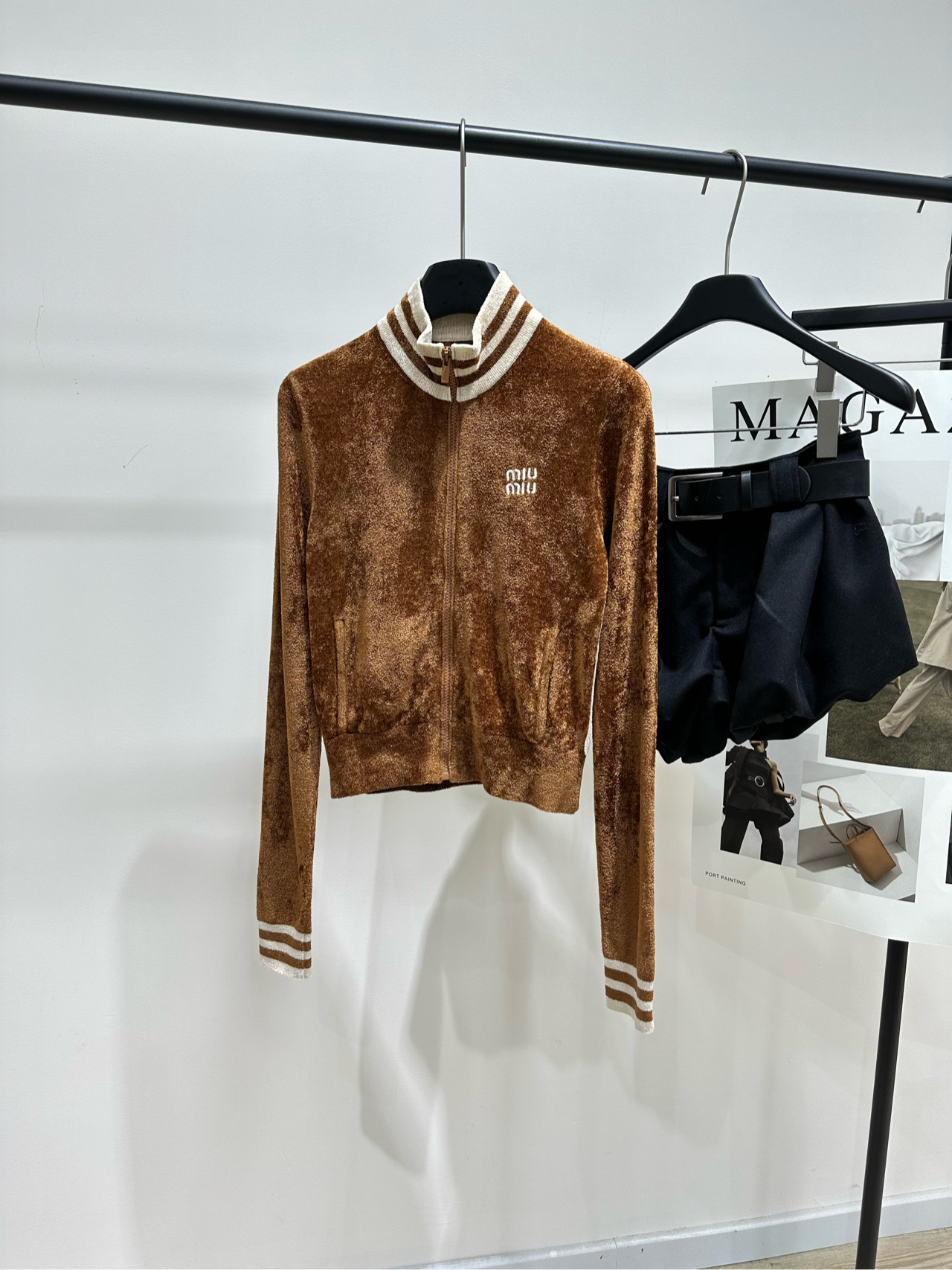 NO:651810,[M caramel color stand collar zipper plush sports cardigan], fabric viscose fiber + nylon color caramel color original customization!  Miu's brown plush cardigan is soft and comfortable, super warm for autumn and winter! Contrast striped cuffs + stand-up collar design is full of retro college style. The brand embroidery on the chest is very recognizable. Zipper closure is easy to put on and take off. Pair with pleated skirt or high-waisted pants. Easily get the American campus style. Daily casual, great for taking photos. Flat lay size S, shoulder width 34, bust 80 stretch, length 49, sleeve length 69  M shoulder width 36, bust 84 stretch, length 51, sleeve length 70 L shoulder width 38, chest 88 stretch, length 53, sleeve length 71. There will be an error of 2 to 3cm in manual measurement, which is within the normal range,,miumiu,skirts,alexander wang19860909【M焦糖色立领拉链毛绒运动开衫】 ,面料粘胶纤维+锦纶 颜色焦糖色 原版定制！ Miu这款棕色毛绒开衫,柔软舒适 秋冬穿超暖! 撞色条纹袖口+立领设计 复古学院风满满 胸前品牌刺绣超有辨识度 拉链开合方便穿脱 搭配百褶裙或高腰裤 轻松get美式校园风 日常休闲,拍照都很出片 平铺尺码 S肩宽34,胸围80弹力,衣长49,袖长69 M肩宽36,胸围84弹力,衣长51,袖长70 L肩宽38,胸围88弹力,衣长53,袖长71 手工测量会有2～3cm误差属于正常范围,,miumiu,skirts,alexander wang,Women's clothing