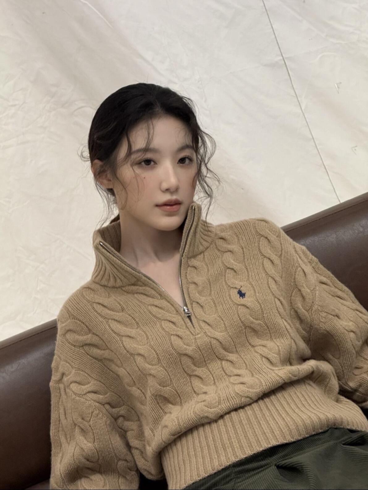 NO:655181,The soft khaki tone is like the warmth filtered by time, and the texture of cable knitting hides the exquisiteness of knitting technology,,alexander wang19860909柔和的卡其色调,像被时光过滤后的暖意,绞花针织的纹理藏着针织工艺的细腻,,alexander wang,Women's clothing