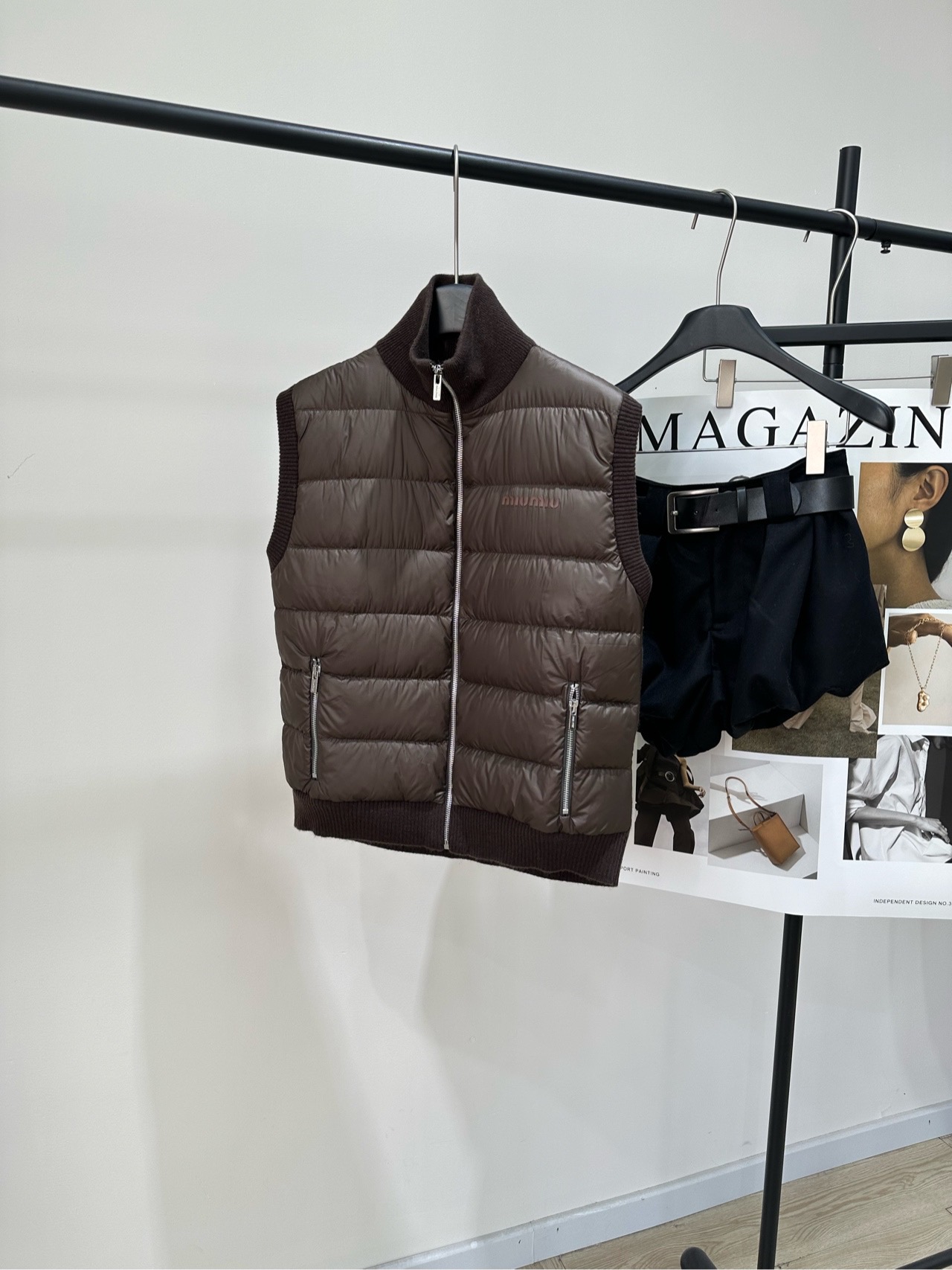 NO:655874,Comes with dustproof bag [M coffee color stitching stand-up collar zipper down vest], fabric cashmere knit + polyester fiber (filled with 90 white goose down) color coffee Miu 25 new autumn and winter short zipper down vest dark brown color super texture! Goose down filling in the front, light and warm back and cuffs cashmere knit, soft and close-fitting high collar + rib cuff design  It is windproof and flattering, with smooth zippers and practical pockets on both sides. It looks great when layered with jeans, skirts or dresses. It can be easily used for daily outings and dates. It has perfect autumn and winter atmosphere. Flat size  There will be an error of 2-3cm due to manual measurement, which is within the normal range,,miumiu,skirts,jeans,down jacket,alexander wang19860909配防尘袋【M咖色拼接立领拉链羽绒马甲】 , 面料羊绒针织+聚酯纤维（内填充90白鹅绒） 颜色咖色 Miu 25秋冬新款短款拉链羽绒马甲 深棕配色超有质感! 前片鹅绒填充,轻盈又保暖 后背和袖口羊绒针织,柔软贴身 高领+罗纹收口设计 防风又显脸小,拉链顺滑,两侧口袋超实用 叠穿牛仔裤,短裙或连衣裙都很出彩 日常出街,约会都能轻松驾驭 秋冬氛围感满分 平铺尺码 S肩宽42,胸围102,衣长57 M肩宽43,胸围106,衣长58 L肩宽44,胸围110,衣长59 手工测量会有2～3cm误差属于正常范围,,miumiu,skirts,jeans,down jacket,alexander wang,Women's clothing