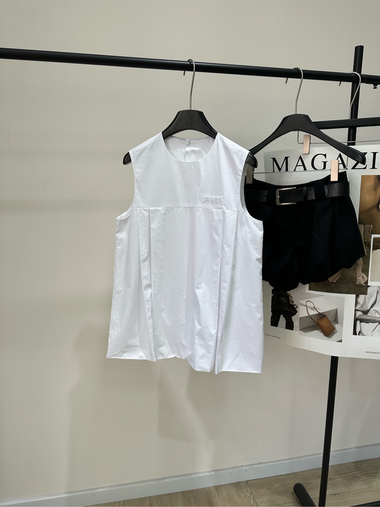 NO:655884,[M White Pleated Sleeveless Vest Shirt] ?, Made of 100% cotton. Color is white. Miu 2026 Spring and Summer Series White Sleeveless Vest. Simple design + high-quality cotton, comfortable and breathable to wear. Loose cut, skirt-style hem, full of layering. Easily suitable for daily or light formal occasions. The sleeveless design is perfect for summer. It goes well with trousers or skirts, and it is easy to create a fashionable look! Flat size S Shoulder width 36, bust 96, length 70  M shoulder width 37, chest circumference 100, length 71 L shoulder width 38, chest circumference 104, length 72 There will be an error of 2 to 3cm due to manual measurement, which is within the normal range,,miumiu,skirts,shirts,alexander wang19860909【M白色压褶无袖背心衬衫】 ?,面料全棉 颜色白色 Miu 2026春夏系列白色无袖背心 简约设计+高品质棉质,穿着舒适透气 宽松剪裁,裙摆式下摆,层次感满满 日常或轻正式场合都能轻松驾驭 无袖设计超适合夏天 搭配裤装或裙装都很出彩,轻松打造时尚造型! 平铺尺码 S肩宽36,胸围96,衣长70 M肩宽37,胸围100,衣长71 L肩宽38,胸围104,衣长72 手工测量会有2～3cm误差属于正常范围,,miumiu,skirts,shirts,alexander wang,Women's clothing