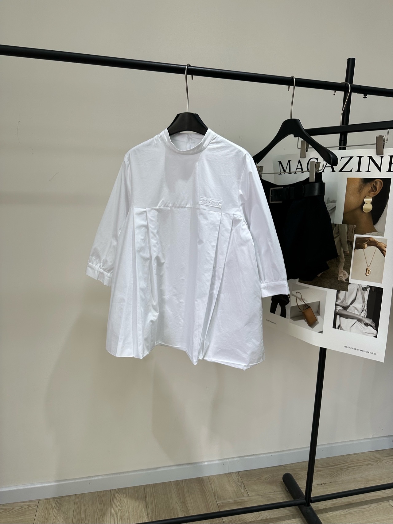 NO:655894,[M white palace style mid-sleeve pleated shirt], the fabric is pure cotton, the color is white, Miu 2026 early spring new style, white loose design shirt. This white loose shirt is simple and has a sense of design. The double-layer cotton fabric is full of texture, just right for spring and autumn! Loose fit + pleated stitching, full of layering. The details of the cuffs and neckline are also very exquisite. It can be easily used for daily commuting and leisure. It goes well with jeans or skirts, urban vacation style get! Flat lay size  S shoulder width 41, chest circumference 104, length 71, sleeve length 43 M shoulder width 42, chest circumference 108, length 72, sleeve length 42 L shoulder width 43, chest circumference 112, length 73, sleeve length 45 Manual measurement will have an error of 2 to 3cm, which is within the normal range,,miumiu,skirts,jeans,shirts,alexander wang19860909【M白色宫廷风中袖压褶衬衫】 ,面料全棉 颜色白色 Miu 2026早春新款,白色宽松设计感衬衫 这件白色宽松衬衫,简约又有设计感 双层棉质面料质感满满,春秋穿刚刚好! 宽松版型+褶皱拼接,层次感满满 袖口和领口细节也很精致 日常通勤,休闲都能轻松驾驭 搭配牛仔裤或半裙都很出彩,都市度假风 get! 平铺尺码 S肩宽41,胸围104,衣长71,袖长43 M肩宽42,胸围108,衣长72,袖长42 L肩宽43,胸围112,衣长73,袖长45 手工测量会有2～3cm误差属于正常范围,,miumiu,skirts,jeans,shirts,alexander wang,Women's clothing