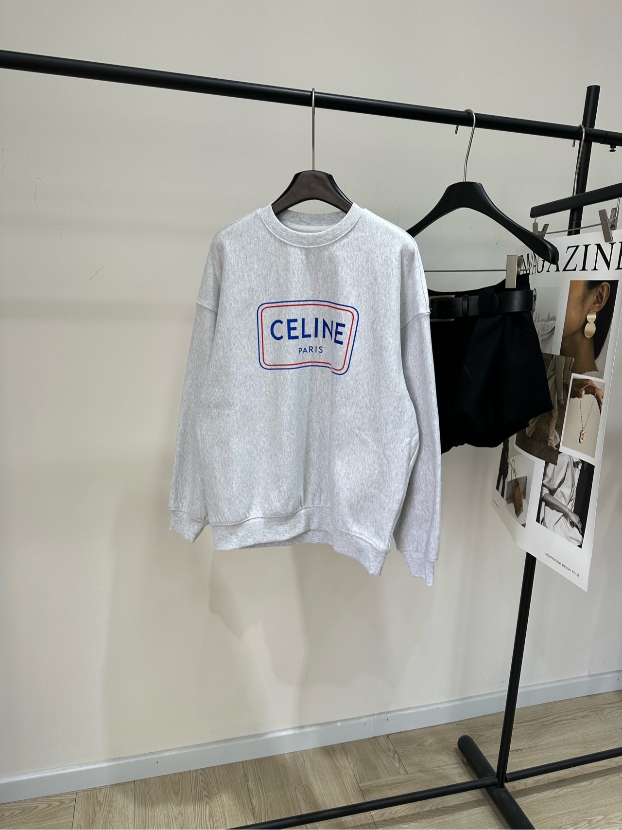 NO:656797,[ce light gray red and blue wire frame round neck sweatshirt], made of 100% cotton terry cotton, color light gray CELIN gray logo sweatshirt, soft and comfortable, loose fit, super casual, blue 'CELIN*' + red 'PARIS' logo on the front, simple and recognizable, basic gray versatile, easy to wear with jeans or sports pants, easy to get a fashionable daily look, flat size S shoulder width 59, chest 118, length 63, sleeve length 51  M shoulder width 60, bust 122, length 65, sleeve length 52 L shoulder width 61, chest 126, length 67, sleeve length 53. There will be an error of 2 to 3cm in manual measurement, which is within the normal range, celine, hoodie, sweatshirts, jeans, alexander wang19860909【ce浅灰色红蓝线框圆领卫衣】 ,面料全棉毛圈棉 颜色浅灰色 CELIN灰色Logo卫衣 柔软舒适,宽松版型超显休闲感 正面蓝“CELIN*”+红色“PARIS”Logo 简约又有辨识度 基础灰色百搭不挑人 随手搭牛仔裤或运动裤都很OK 轻松get时髦日常look 平铺尺码 S肩宽59,胸围118,衣长63,袖长51 M肩宽60,胸围122,衣长65,袖长52 L肩宽61,胸围126,衣长67,袖长53 手工测量会有2～3cm误差属于正常范围,,celine,hoodie,sweatshirts,jeans,alexander wang,Women's clothing