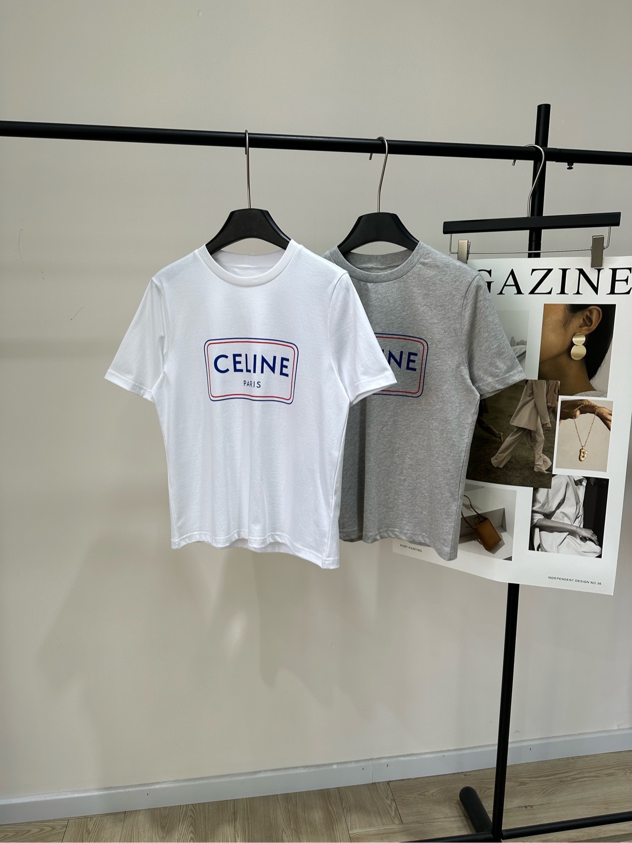 NO:656770,[ce two-color red and blue wire frame printed short-sleeved T-shirt], the fabric is pure cotton, the color is gray, white CELINE2026 spring series letter printed short-sleeved T-shirt is made of combed cotton, soft and comfortable, suitable for daily wear. The round neck design is simple and elegant. The 'CELINE PARIS' letters on the front are matched with a red and blue border. It is highly recognizable, available in white and gray, versatile and easy to wear. It is OK to wear alone or as an inner layer! Loose fit, easy to create a casual fashion sense. It is a practical and fashionable must-have item.  Flat size S shoulder width 40, bust 96, length 58, sleeve length 22 M shoulder width 41, chest 100, length 60, sleeve length 23 L shoulder width 42, chest 104, length 62, sleeve length 24 Manual measurement will have 2 to 3cm which is within the normal range, celine, T-shirt, tees, t-shirt, alexander wang19860909【ce双色红蓝线框印花短袖T】 ,面料全棉 颜色灰色、白色 CELINE2026春季系列字母印花短袖T恤 采用精梳棉,柔软舒适,适合日常穿着 圆领设计简约大方 正面'CELINE PARIS'字母搭配红蓝边框 辨识度超高,白色和灰色可选,百搭不挑人 无论单穿还是内搭都很OK! 宽松版型,轻松打造随性时尚感 是实用又时髦的必备单品 平铺尺码 S肩宽40,胸围96,衣长58,袖长22 M肩宽41,胸围100,衣长60,袖长23 L肩宽42,胸围104,衣长62,袖长24 手工测量会有2～3cm属于正常范围,,celine,T-shirt,tees，t-shirt,alexander wang,Women's clothing