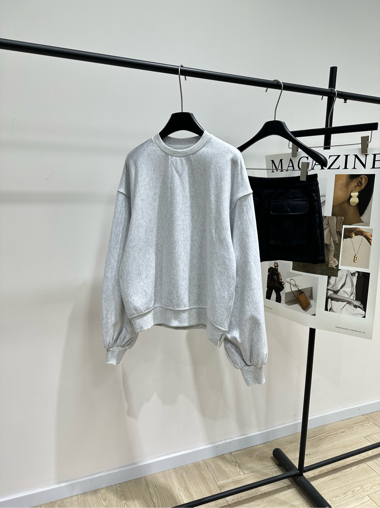 NO:657630,[Ce light gray lantern sleeve round neck sweatshirt], fabric 100% cotton terry cotton, color light gray *｜Casual sports sweatshirt 25SS new winter style new!  This sports round neck sweatshirt is made of pure cotton fabric with pumpkin puff sleeve design. It is casual but has a sense of design. The ce embroidered logo on the side highlights the brand characteristics and has a loose fit. Laying size  There will be an error of 2-3cm due to manual measurement, which is within the normal range, hoodie, sweatshirts, alexander wang19860909【Ce浅灰色灯笼袖圆领卫衣】 ,面料全棉毛圈棉 颜色浅灰色 *｜休闲运动卫衣 25SS冬季新款上新！ 此款运动圆领卫衣采用纯棉面料 加上南瓜泡泡袖设计 休闲的同时又有设计感 侧边ce刺绣徽标彰显品牌特征,宽松版型 平铺尺码 S肩宽59,胸围116,衣长61,袖长62 M肩宽60,胸围120,衣长63,袖长63 L肩宽61,胸围124,衣长65,袖长64 手工测量会有2～3cm误差属于正常范围,,hoodie,sweatshirts,alexander wang,Women's clothing