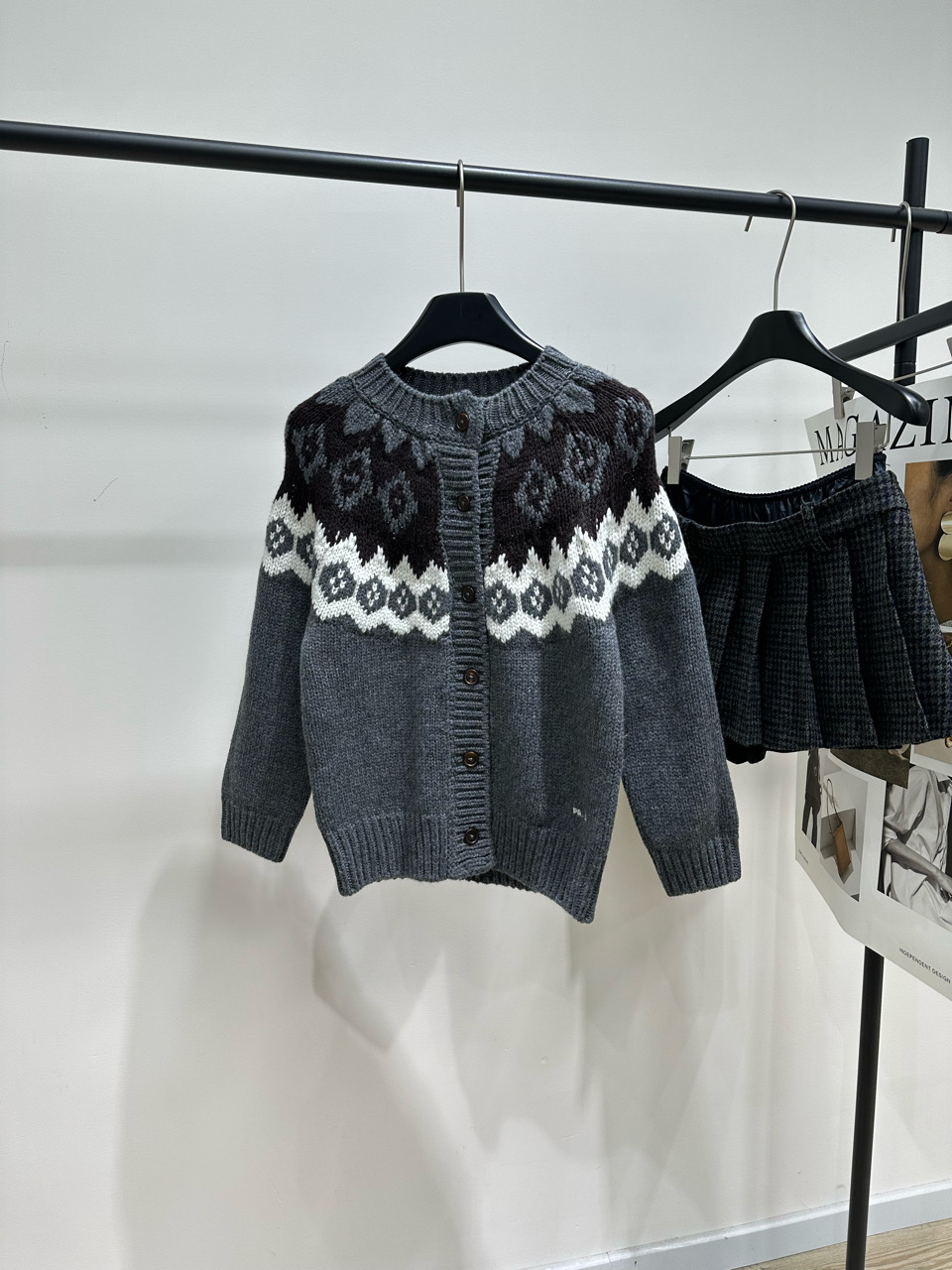 NO:657582,[P gray brown rhombus Fair Isle wool cardigan], fabric 70 wool cashmere, color gray brown color matching Prad* gray Fair Isle cardigan, wool cashmere blend, soft and warm, perfect for autumn and winter! Classic Fair Isle jacquard, geometric pattern has a Nordic retro atmosphere. Round neck + single-breasted design, easy to put on and take off. The loose version is very tolerant. It is great to wear alone or layered with a white shirt~ It can be easily used for daily commuting and leisure.  Practical and fashionable, it is a must-have item for the autumn and winter wardrobe! Flat size S raglan sleeves, bust 84 stretch, length 53, shoulder sleeve length 59 M Raglan sleeves, bust 88 stretch, dress length 54, shoulder sleeve length 60 L Raglan sleeves, bust 92 stretch, length 55, shoulder sleeve length 61 Manual measurement will have an error of 2 to 3cm, which is normal,, prada, shirts, alexander wang19860909【P灰棕菱格费尔岛羊毛开衫】 ,面料70羊毛羊绒 颜色灰棕拼色 Prad*灰色费尔岛开衫,羊毛羊绒混纺 柔软又保暖,秋冬穿超合适! 经典费尔岛提花,几何花纹超有北欧复古氛围感 圆领+单排扣设计,穿脱方便 宽松版型包容性强 单穿或叠搭白衬衫都很出彩~ 日常通勤,休闲都能轻松驾驭 实用又时髦,是秋冬衣橱必备百搭单品! 平铺尺码 S插肩袖,胸围84弹力,衣长53,肩袖长59 M插肩袖,胸围88弹力,衣长54,肩袖长60 L插肩袖,胸围92弹力,衣长55,肩袖长61 手工测量会有2～3cm误差属于正常范围,,prada,shirts,alexander wang,Women's clothing