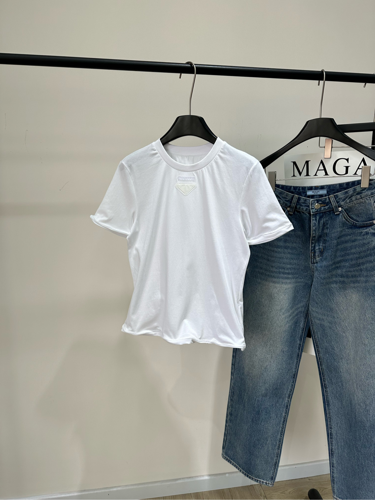 NO:657575,[P white triangle logo curled short-sleeved T-shirt], the fabric is 100% cotton and the color is white. This white short-sleeved T-shirt from Prada has a classic round neck + triangle logo, simple and recognizable! High-quality cotton, soft and breathable, super comfortable to wear in summer ~ slim fit, easily highlights the body line. Versatile whether worn alone or as an inner layer. It can be easily used for daily casual and commuting. It is a must-have classic item for the wardrobe! The sleeves and hem can be shaped into different shapes. Rib knitted crew neck fabric with triangle logo and tailoring logo.  Shapeable neckline, sleeves and hem Flat size S shoulder width 40, bust 92, length 57, sleeve length 21 M shoulder width 41, chest 96, length 59, sleeve length 22 L shoulder width 42, chest 100, length 61, sleeve length 23 Manual measurement will have an error of 2 to 3cm, which is within the normal range, prada, T-shirt, tees, t-shirt, alexander wang19860909【P白色三角标卷边短袖T】 ,面料全棉 颜色白色 Prada这款白色短袖T恤 经典圆领+三角徽标,简约又有辨识度! 高品质棉料,柔软透气 夏天穿超舒服~修身剪裁 轻松凸显身材线条 无论单穿还是内搭都很百搭 日常休闲,通勤都能轻松驾驭 是衣橱必备的经典单品! 袖子和下摆可塑造成不同形状 罗纹针织圆领织物三角形徽标和精裁标识 可塑领口、袖子和下摆 平铺尺码 S肩宽40,胸围92,衣长57,袖长21 M肩宽41,胸围96,衣长59,袖长22 L肩宽42,胸围100,衣长61,袖长23 手工测量会有2～3cm误差属于正常范围,,prada,T-shirt,tees，t-shirt,alexander wang,Women's clothing