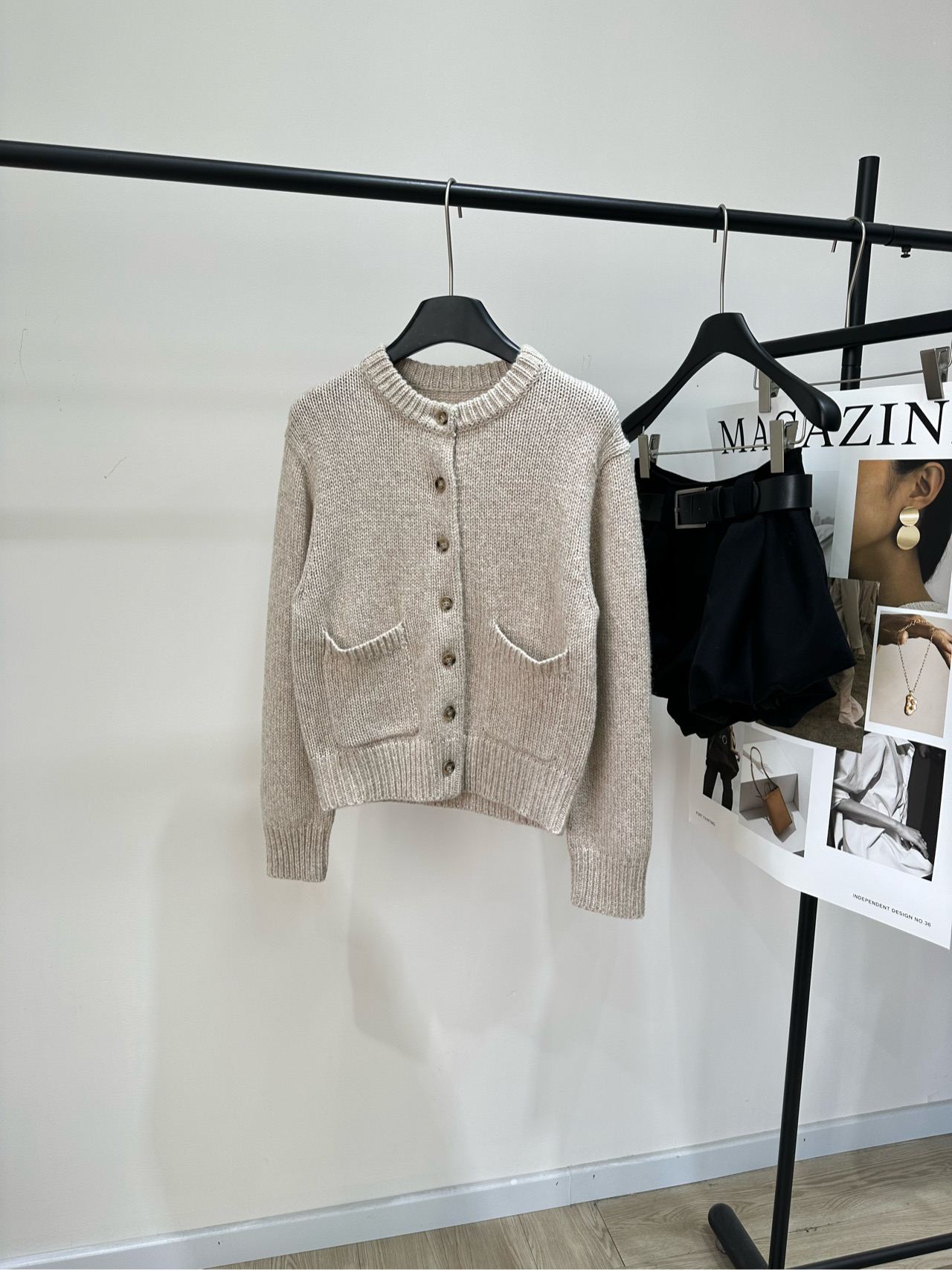 NO:658430,[Raff's Oatmeal Color Thick Knitted Round Neck Cardigan], oatmeal color Polo made of wool blended color, Raff's Oatmeal Color Cardigan, simple and elegant style, round neck design, buttons on the front, pockets on both sides, and ribbed edges on the cuffs and hem, which increases the comfort and warmth of wearing!  The wool fabric is soft and comfortable, suitable for daily casual wear. The loose version design is comfortable to wear and can well modify the body shape~ The cardigan is suitable for matching with a variety of clothing, showing an elegant yet casual fashion sense. Flat size S shoulder width 46, chest 96, length 54, sleeve length 54 M shoulder width 47, chest 100, length 56, sleeve length 55 L shoulder width 48, chest 104, length 58, sleeve length 56  There will be an error of 2-3cm due to manual measurement, which is within the normal range, alexander wang19860909【拉夫燕麦色粗针圆领开衫】 ,面料羊毛混纺 颜色的燕麦色 Polo 拉夫家燕麦色开衫 简洁大方风格,圆领设计,前襟配有纽扣 两侧设有口袋,袖口和下摆为罗纹收边 增加了穿着的舒适性和保暖性！ 羊毛面料柔软舒适,适合日常休闲穿着 宽松的版型设计,穿着舒适 能够很好地修饰身形～ 开衫适合搭配多种服饰 展现出优雅而不失随性的时尚感 平铺尺码 S肩宽46,胸围96,衣长54,袖长54 M肩宽47,胸围100,衣长56,袖长55 L肩宽48,胸围104,衣长58,袖长56 手工测量会有2～3cm误差属于正常范围,,alexander wang,Women's clothing