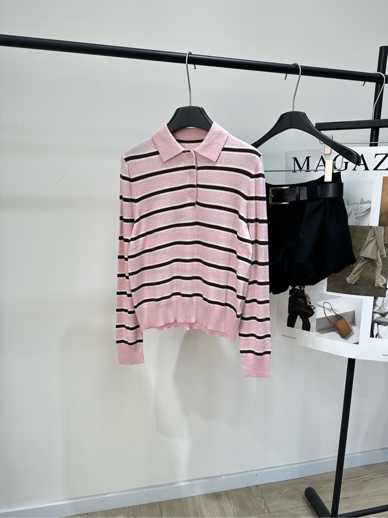 NO:658435,[mc pink brown striped polo sweater], fabric wool cashmere blend, color pink brown stripes, Moco’s classic striped design combines casual and fashionable elements, suitable for various occasions~ Cashmere wool fabric, good elasticity and warmth, suitable for autumn and winter!  The loose fit can provide a comfortable wearing experience and can also well cover the body's shortcomings~ Pair it with jeans or casual pants, suitable for daily leisure or relaxed social occasions!  This design not only retains the classic elements of stripes, but also adds fashion and comfort through loose fit and knitted materials. Flat size S shoulder width 40, chest circumference 100, dress length 56, sleeve length 59 M shoulder width 41, chest 104, dress length 58, sleeve length 60 L shoulder width 42, chest 108, dress length 60, sleeve length 61 Manual measurement will have an error of 2 to 3cm, which is normal, jeans, alexander wang19860909【mc粉棕条纹polo针织衫】 ,面料羊毛羊绒混纺 颜色粉棕条纹 Moco经典的条纹设计 结合了休闲与时尚的元素 适合多种场合穿着～ 羊绒羊毛的面料,良好的弹性和保暖性 适合秋冬季节！ 版型宽松,能够提供舒适的穿着体验 同时也能很好地遮掩身体的不足～ 搭配牛仔裤或休闲裤,适合日 常休闲或轻松的社交场合！ 这种设计既保留了条纹的经典元素 又通过宽松的版型和针织材质增加了时尚感和舒适度 平铺尺码 S肩宽40,胸围100,衣长56,袖长59 M肩宽41,胸围104,衣长58,袖长60 L肩宽42,胸围108,衣长60,袖长61 手工测量会有2～3cm误差属于正常范围,,jeans,alexander wang,Women's clothing