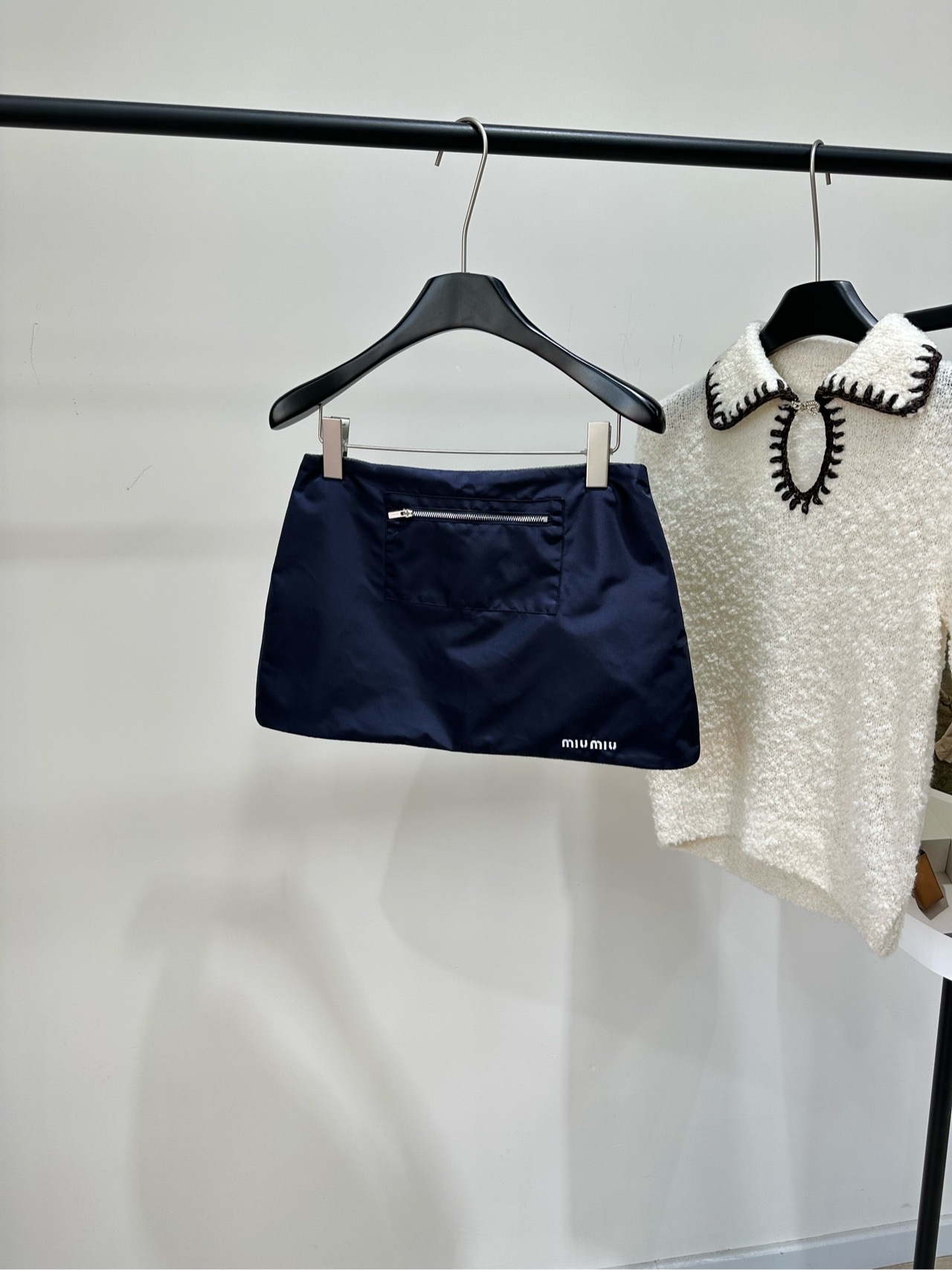 NO:658427,[M navy zipper pocket glossy skirt], made of technical fabric nylon + polar fleece, color navy *｜technical gabardine and fleece skirt 25SS new winter styles are available!  Inspired by the archive style of the 90s, this technical gabardine skirt combines the essence of sport. Front zipper pockets highlight the exquisite craftsmanship. Soft fleece lining adds charm. Flat size S waist 70, hip 94, skirt length 30 M waist 74, hip 98, skirt length 31 L waist 78, hip 102, skirt length 32. There will be a 2-3cm error in manual measurement, which is normal, skirts, alexander wang19860909【M藏蓝拉链口袋光泽感短裙】 ,面料科技面料锦纶+摇粒绒 颜色藏蓝 *｜科技华达呢和抓绒半身裙 25SS冬季新款上新！ 灵感源自90年代档案风格 这款技术性华达呢半身裙融合运动精髓 前拉链口袋凸显精致工艺 柔软抓绒内衬更添魅力 平铺尺码 S腰围70,臀围94,裙长30 M腰围74,臀围98,裙长31 L腰围78,臀围102,裙长32 手工测量会有2～3cm误差属于正常范围,,skirts,alexander wang,Women's clothing