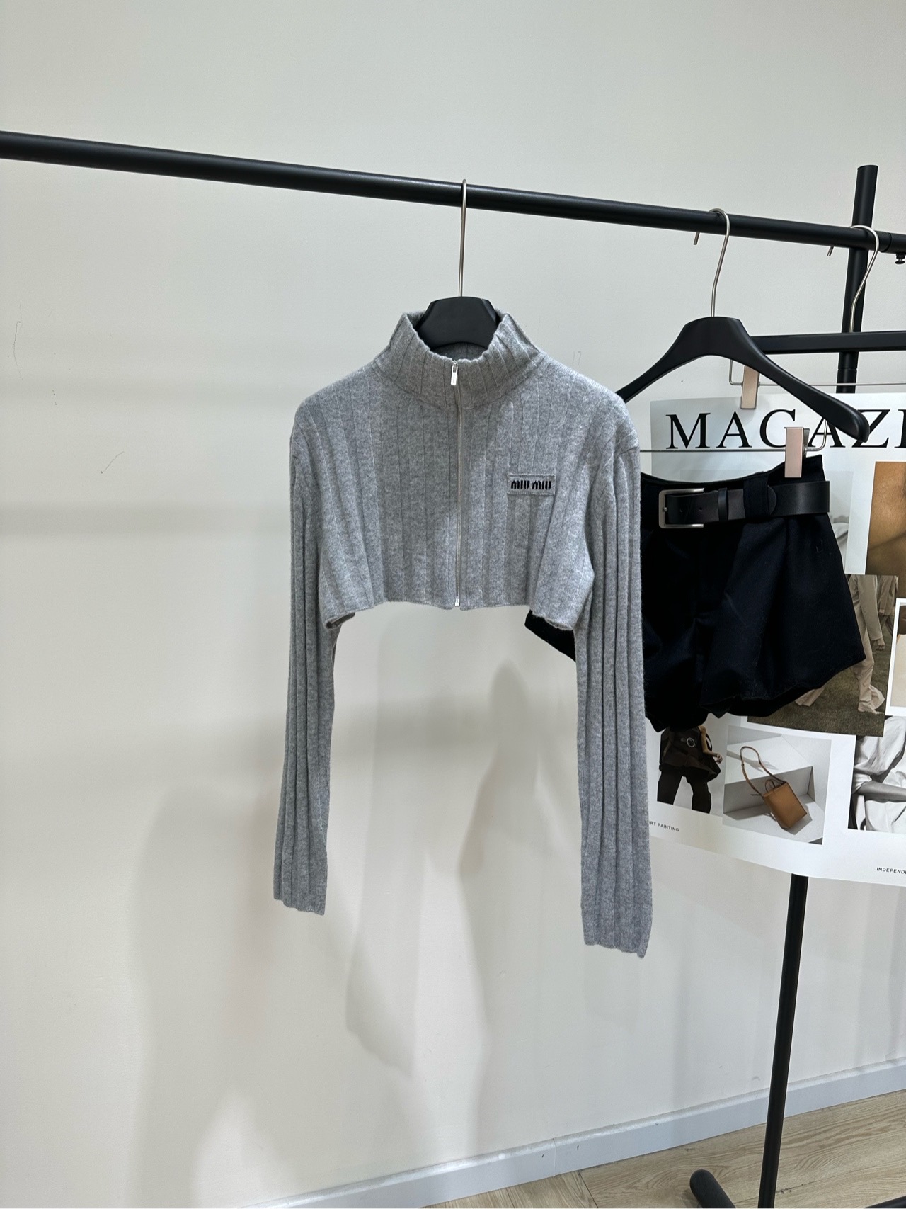 NO:658423,[M light gray ultra-short zippered wool cardigan], fabric 70 wool cashmere, color light gray Miu gray wool cashmere cardigan, short design + half zipper high collar, grooved texture close to the skin, slimming, perfect for autumn and winter! Versatile in gray, brand embroidery on the chest is very recognizable, short cut to reveal the waist, paired with high-waisted pants or skirts, easy to create a sweet and cool lazy style, daily commuting, can be worn casually, warm and fashionable  It is a must-have item for autumn and winter wardrobe! Flat size S shoulder width 44, chest 104, length 28, sleeve length 62 M shoulder width 45, chest 108, length 30, sleeve length 63 L shoulder width 46, chest 112, length 32, sleeve length 64 There will be an error of 2 to 3cm in manual measurement, which is within the normal range,,miumiu,skirts,alexander wang19860909【M浅灰超短款拉链羊毛开衫】 ,面料70羊毛羊绒 颜色浅灰色 Miu灰色羊毛羊绒开衫 短款设计+半拉链高领 坑条纹理贴肤显瘦 秋冬穿超合适!灰色百搭 胸前品牌刺绣超有辨识度 短款剪裁露腰,搭配高腰裤或裙装 轻松打造甜酷慵懒风,日常通勤 休闲都能穿,保暖又时髦 是秋冬衣橱必备单品! 平铺尺码 S肩宽44,胸围104,衣长28,袖长62 M肩宽45,胸围108,衣长30,袖长63 L肩宽46,胸围112,衣长32,袖长64 手工测量会有2～3cm误差属于正常范围,,miumiu,skirts,alexander wang,Women's clothing